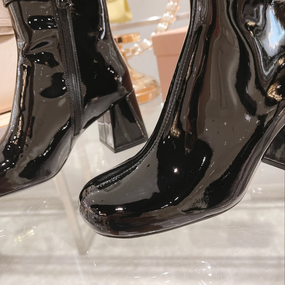 Новинка осенне-зимней коллекции Miu Miu 2022 — Ботинки на массивном каблуке из лакированной кожи — Черные