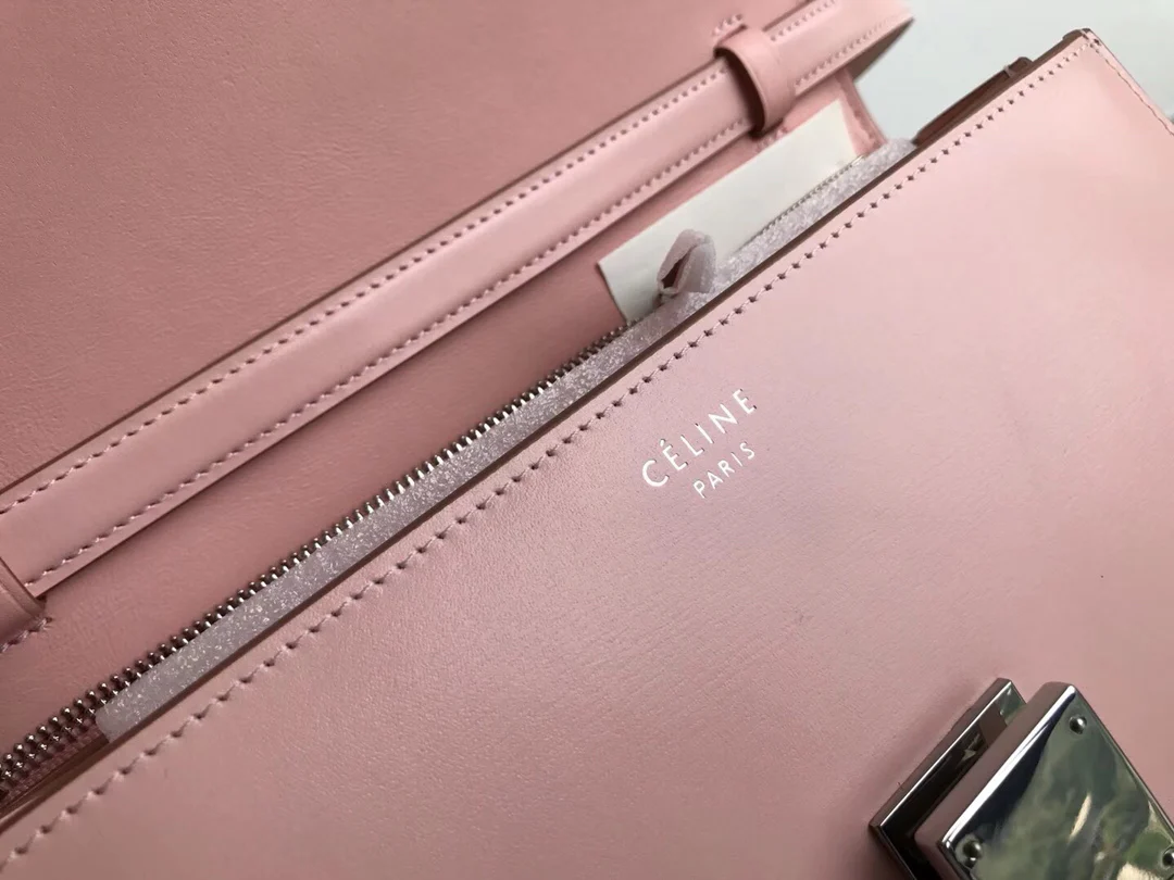 Сумка Celine Box Medium из полированной телячьей кожи — розовая с серебряными пряжками.