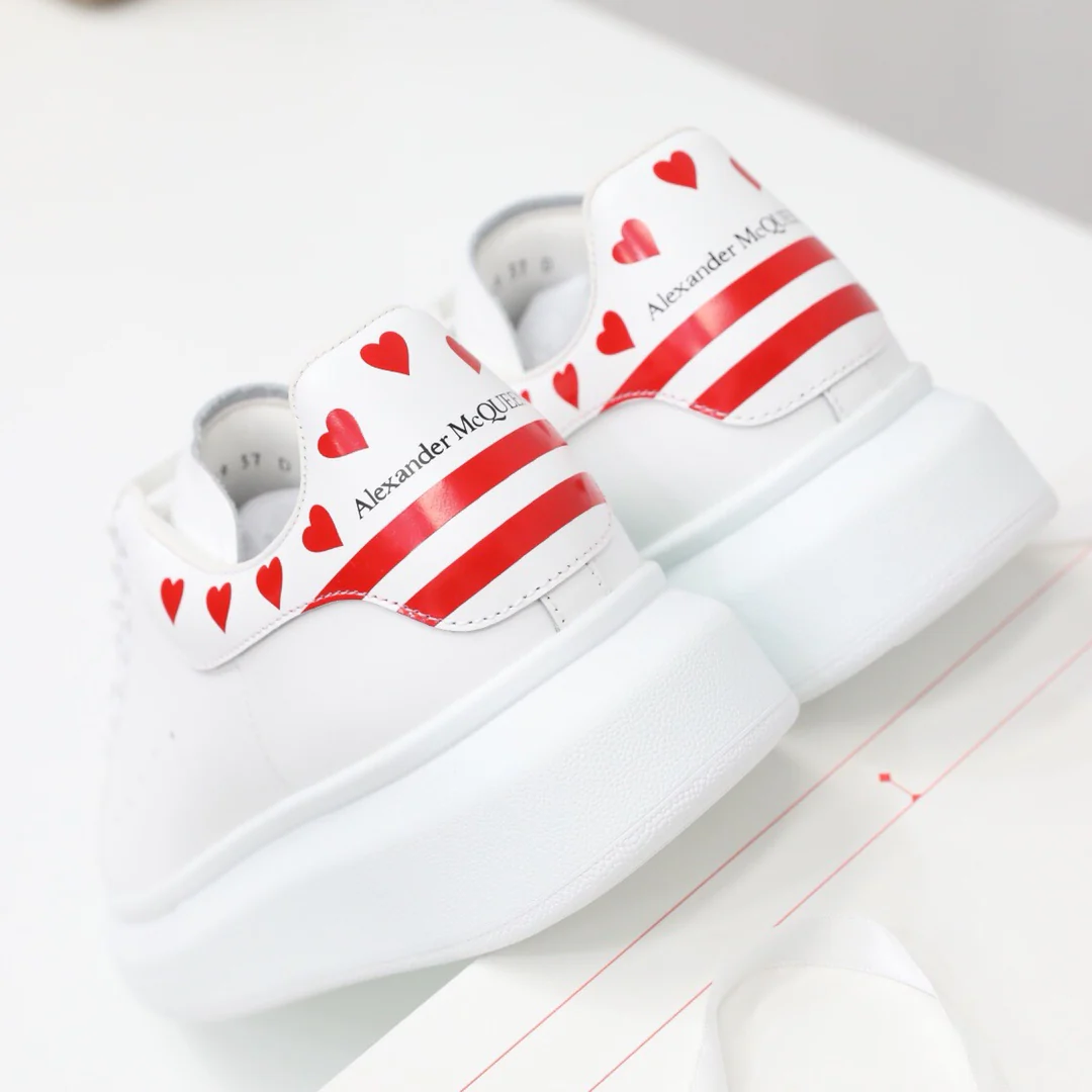 McQueen - Классические белые кроссовки - Красное сердце