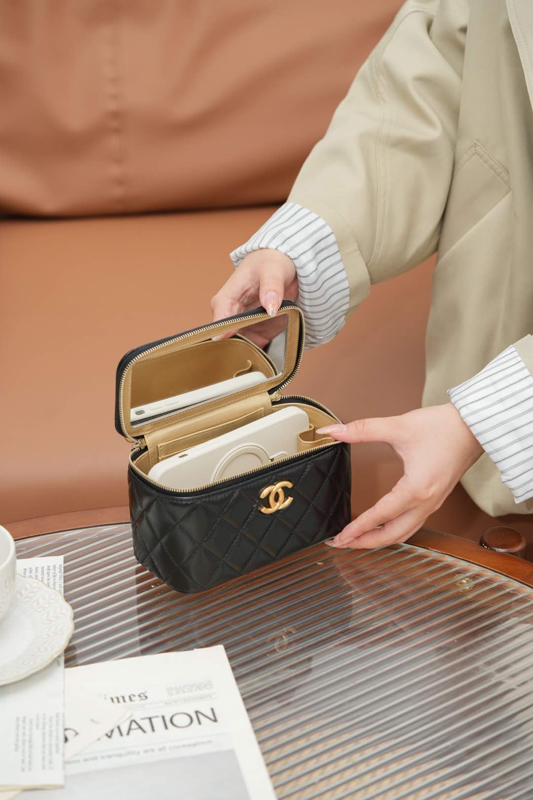 Chanel - ??? - Длинная сумка-коробочка с двойной золотой бусиной - Черная с золотой пряжкой