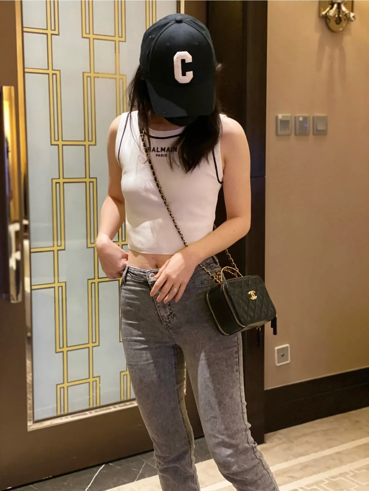 Chanel - Новая сумка-фотоаппарат с ручкой в ??виде буквы - Сумка-коробочка - Фотографии в действии