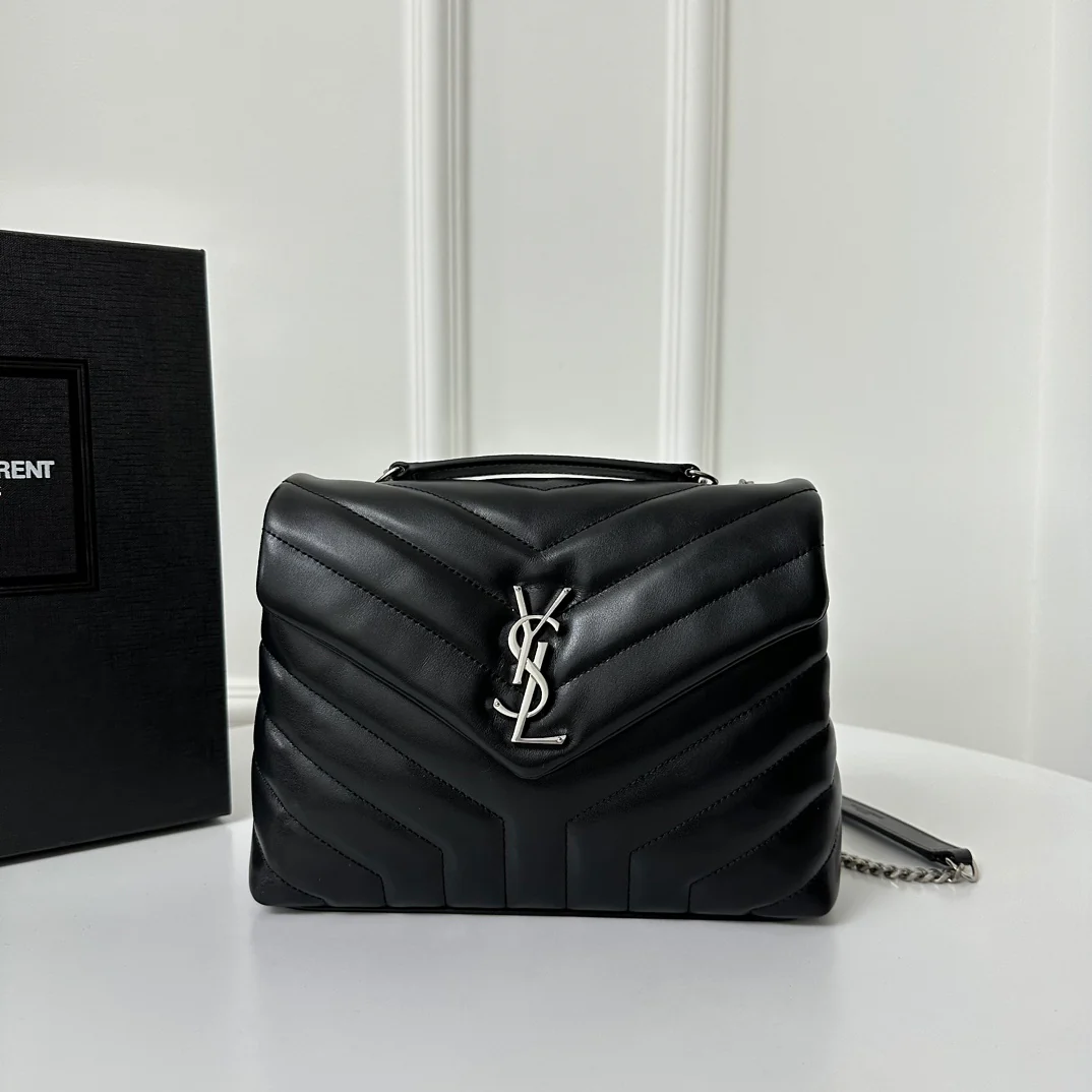Сумка через плечо YSL Louou 23 см из стеганой телячьей кожи — черная с серебряной цепочкой.