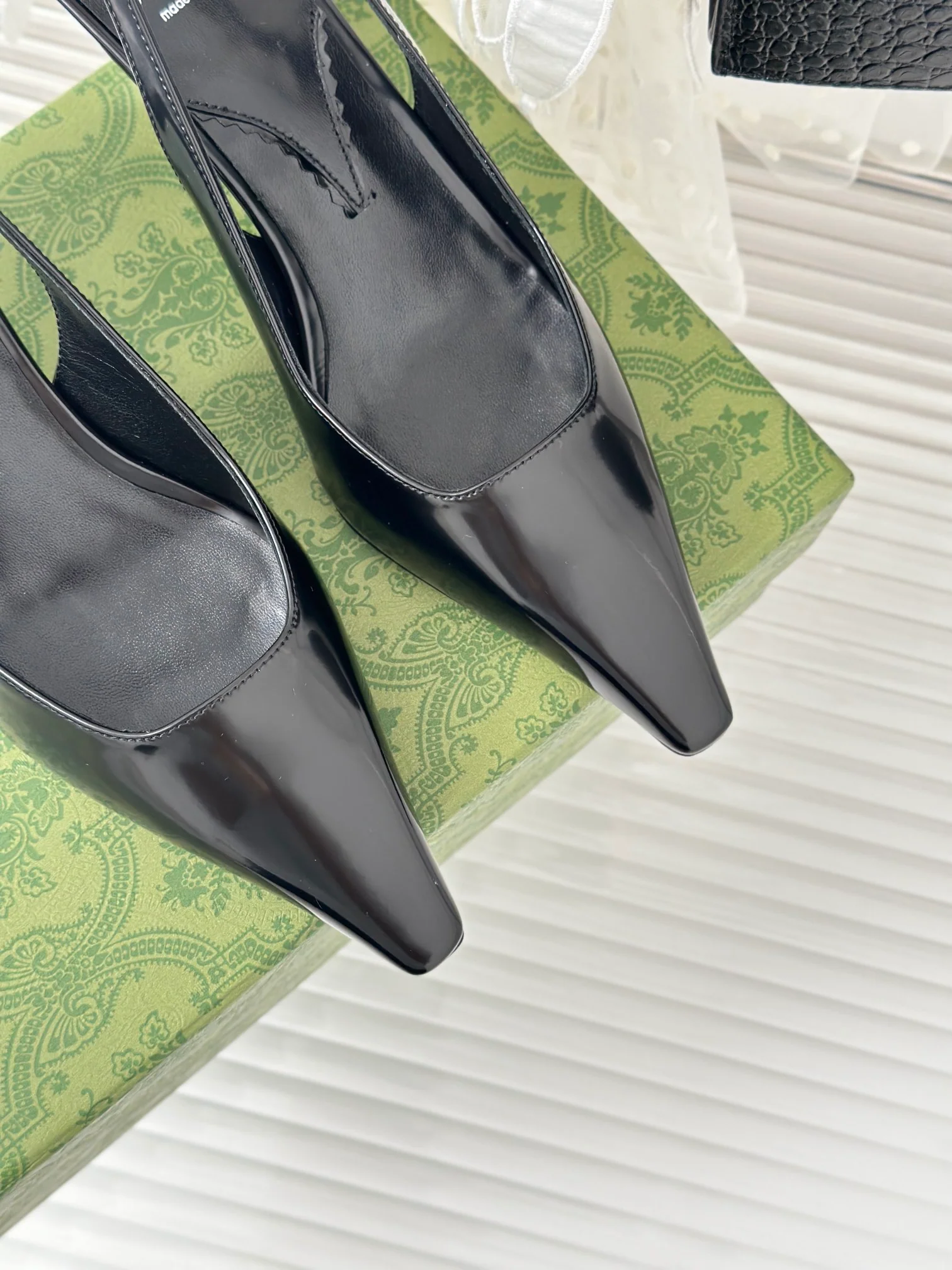 Новинка сезона весна/лето 2023 — Босоножки на невысоком каблуке с острым носком — Черные