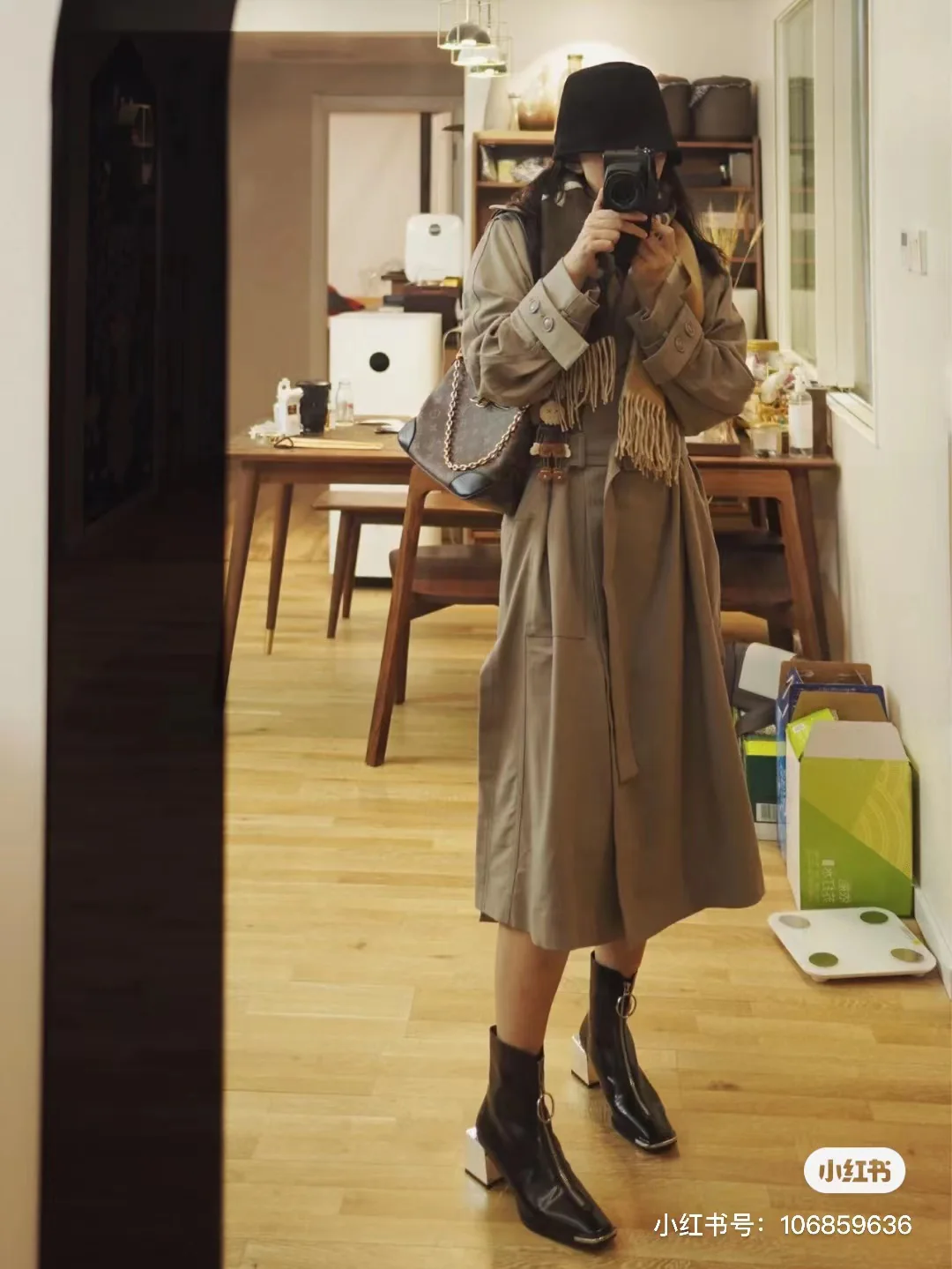 m45831-LV-boulogne croissant bag-over-shoulder/crossbody bag