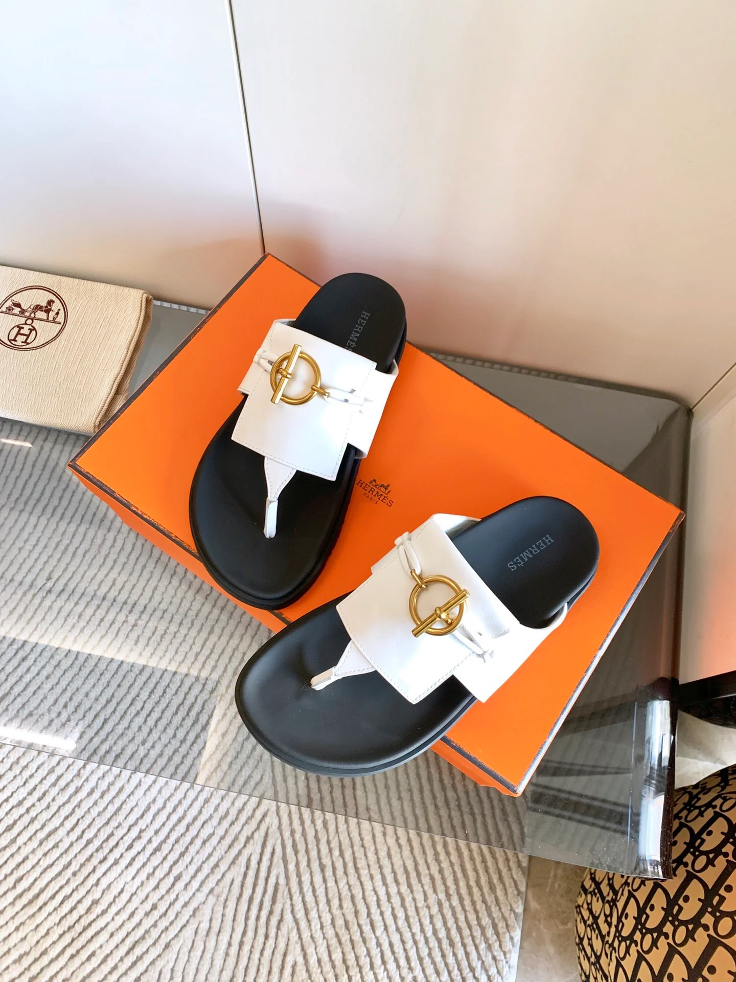 Hermes - Металлические шлепанцы с кольцом - Белые