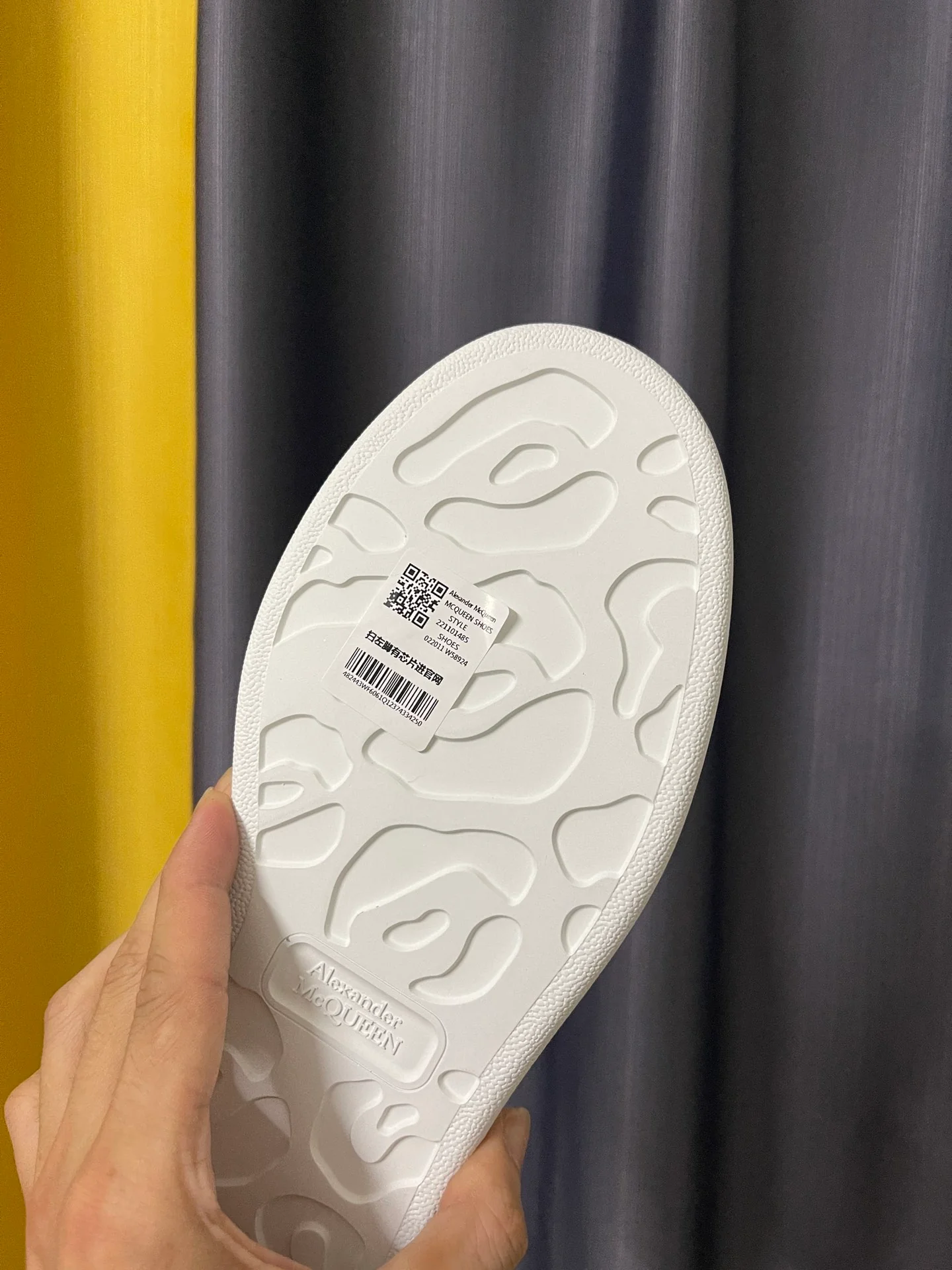 Классические белые кроссовки McQueen - унисекс - с черной кожаной отделкой под кожу ящерицы