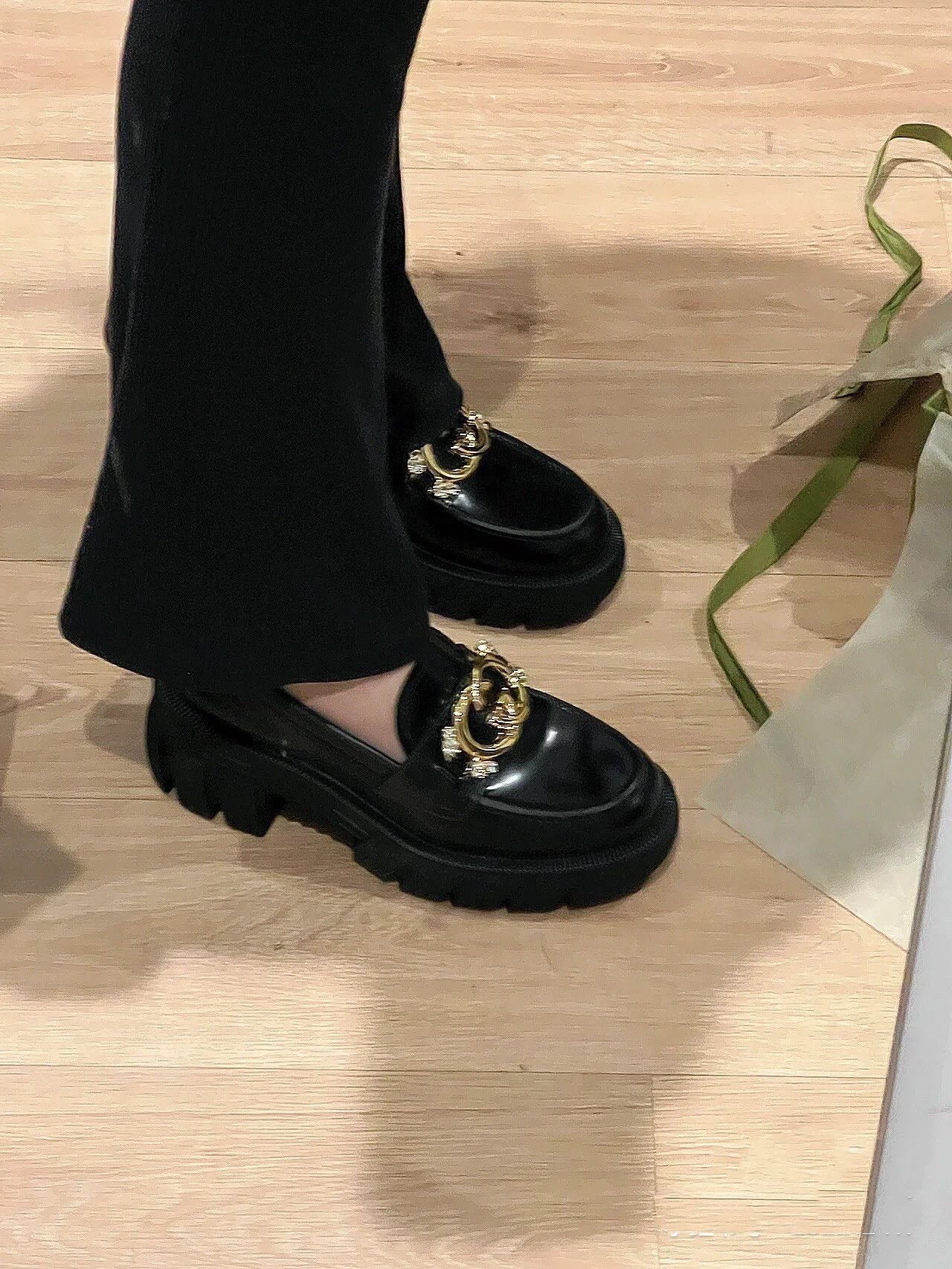 Новинка осенне-зимней коллекции Gucci 2022 — лоферы на платформе со стразами — фотографии вживую.