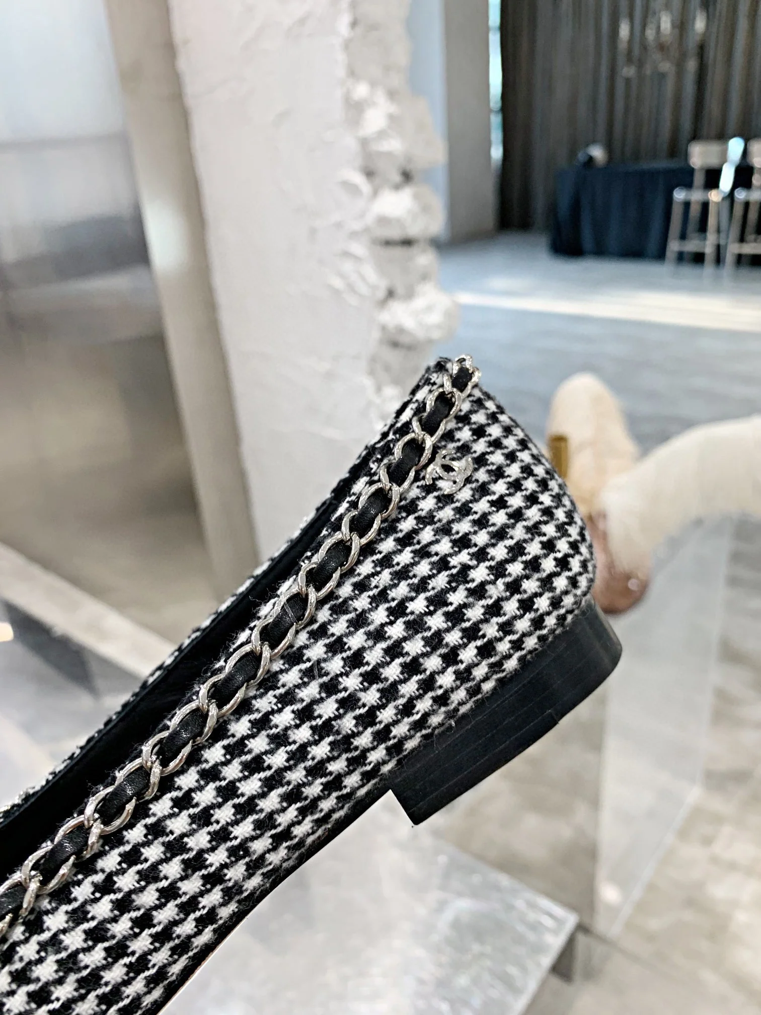 Балетки Chanel с цепочкой и острым носком - черные