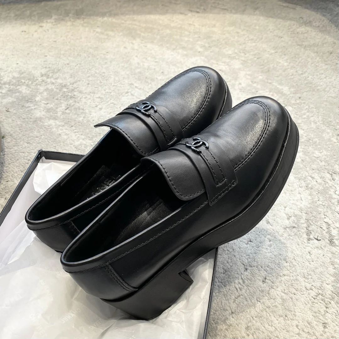 Новинка сезона весна/лето 2023 от Chanel - Лоферы на платформе - Черные