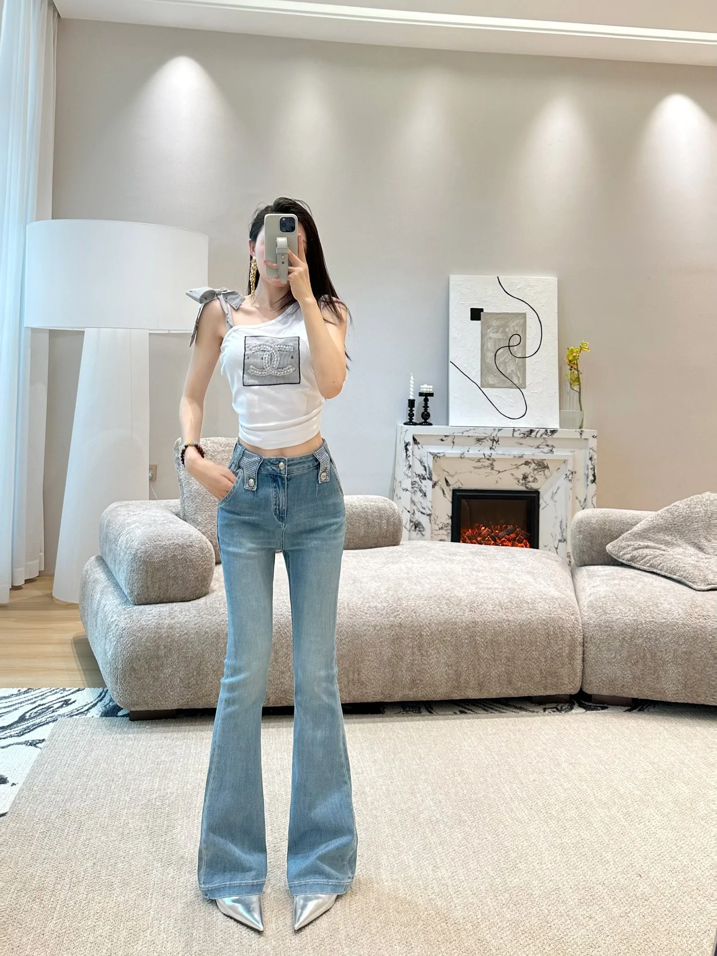 Miu Miu-2404 - Расклешенные джинсы с отделкой стразами по низу