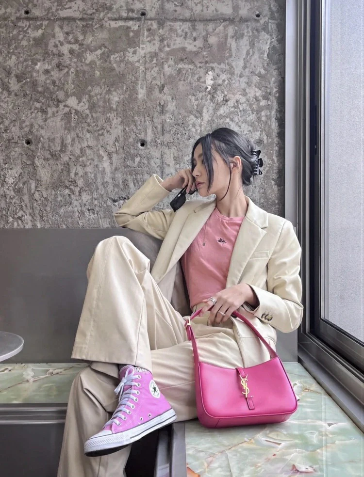 Коллекция YSL Весна/Лето 2022 - Сумка-седло - Фуксия с золотой фурнитурой - Однотонная кожа