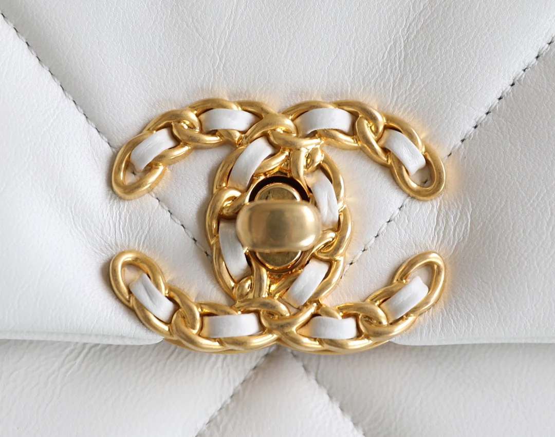 Сумка Chanel 19 - маленькая, белая.