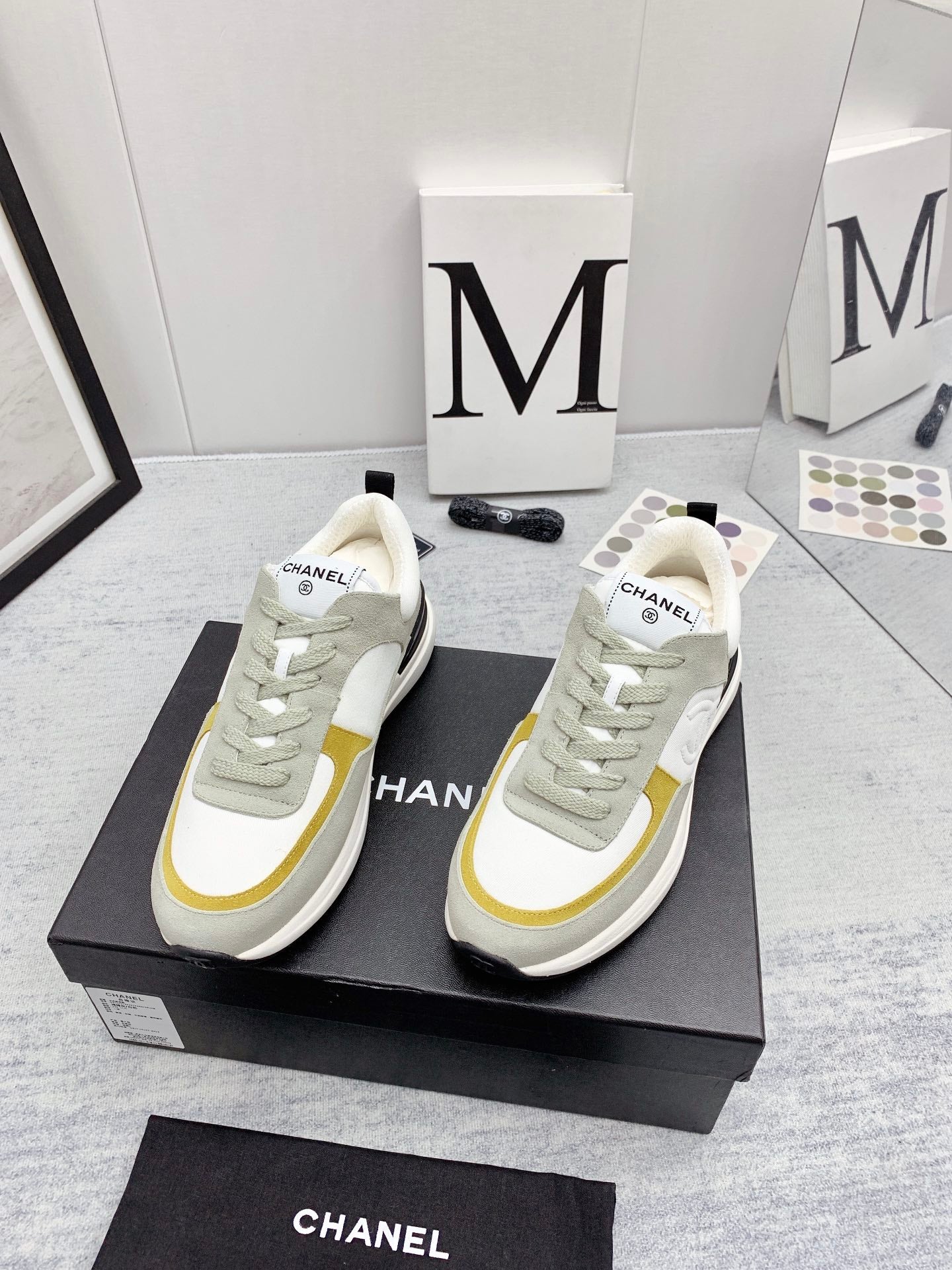 Chanel - Твидовые кроссовки в стиле пэчворк - Повседневные кроссовки - Серо-желтые