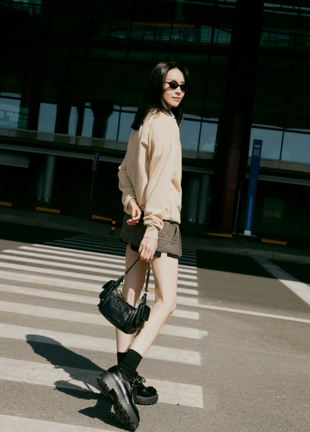 Сумка Miu Miu из кожи наппа с карманами — носите и делитесь с другими.