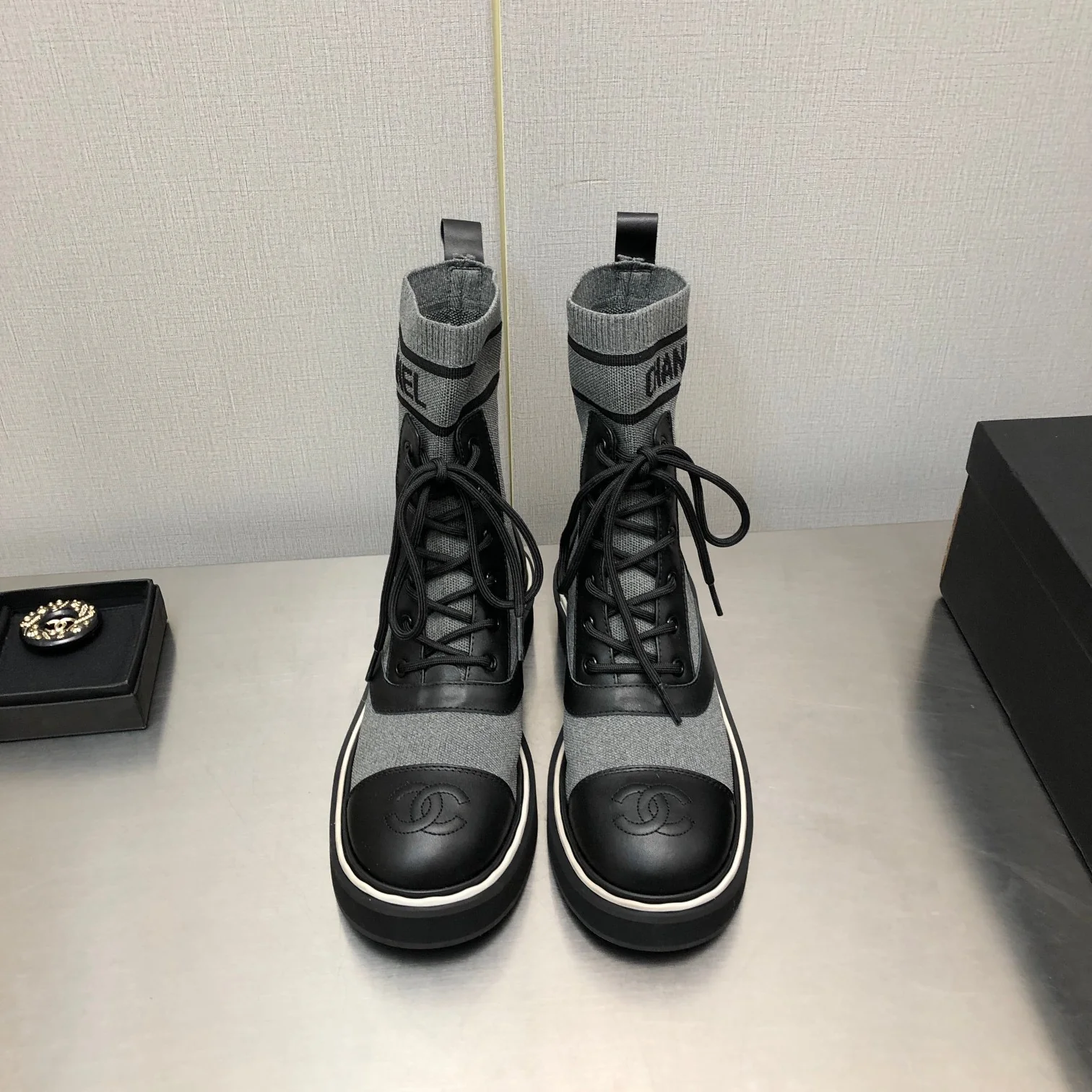Классические стеганые ботильоны-носки Chanel 2022 на шнуровке