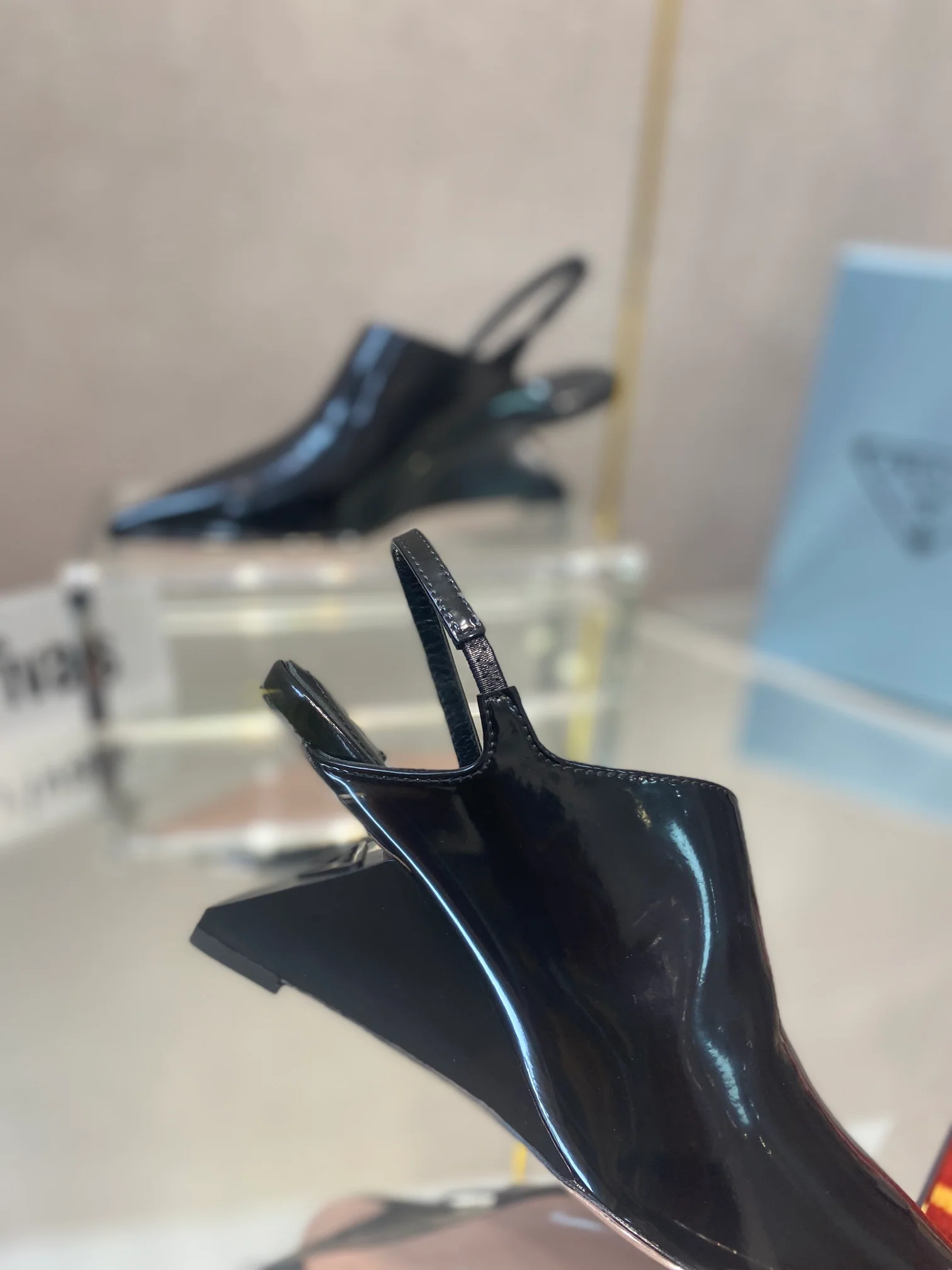 Туфли Prada - туфли Prada с острым носком на низком каблуке - черные