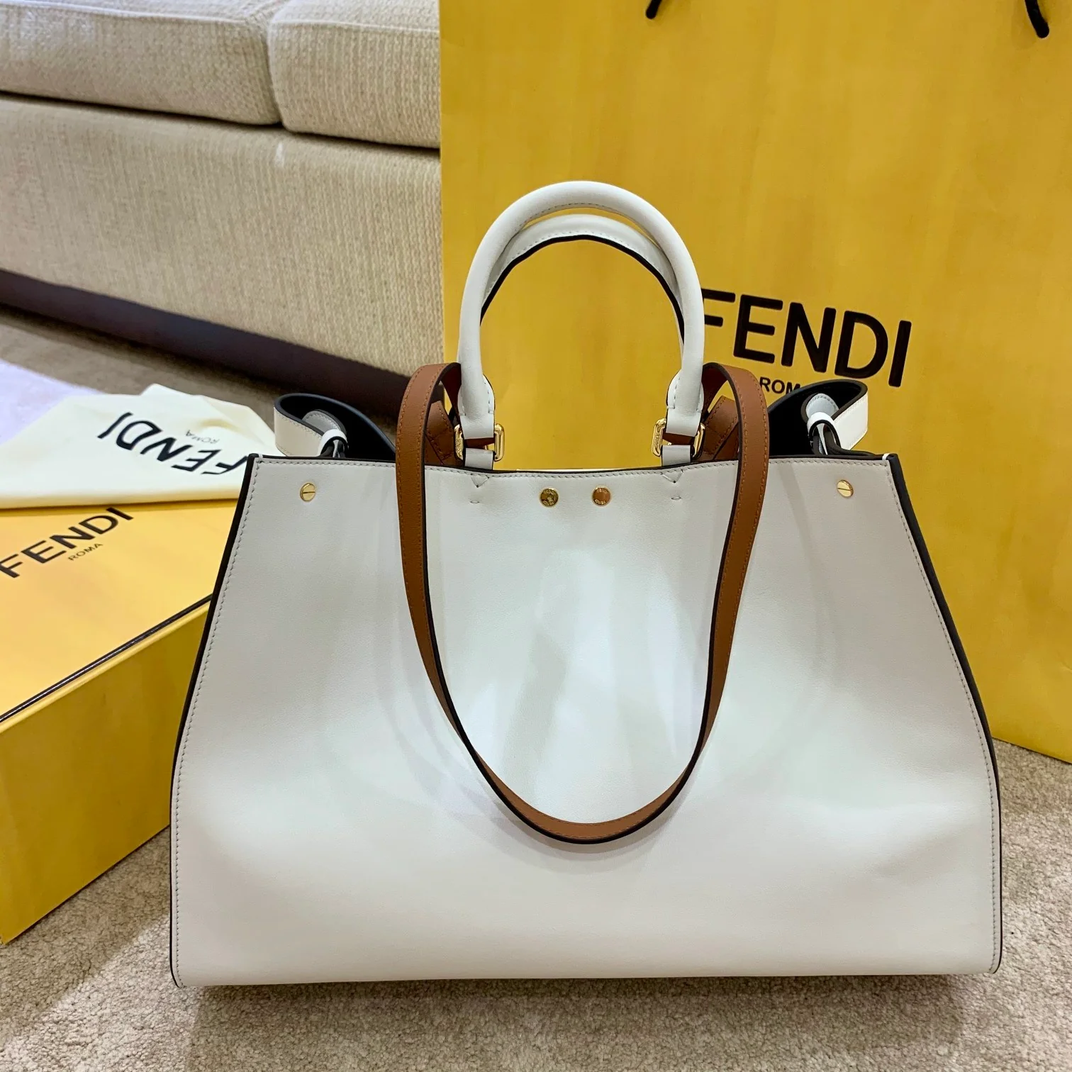 Сумка Fendi Peekaboo XLite из белой кожи