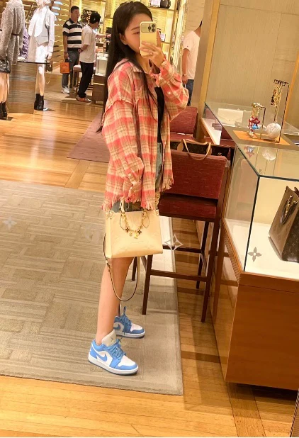 m23640-LV-cabas-onthego-east-west-gold chain embossed monogram-white