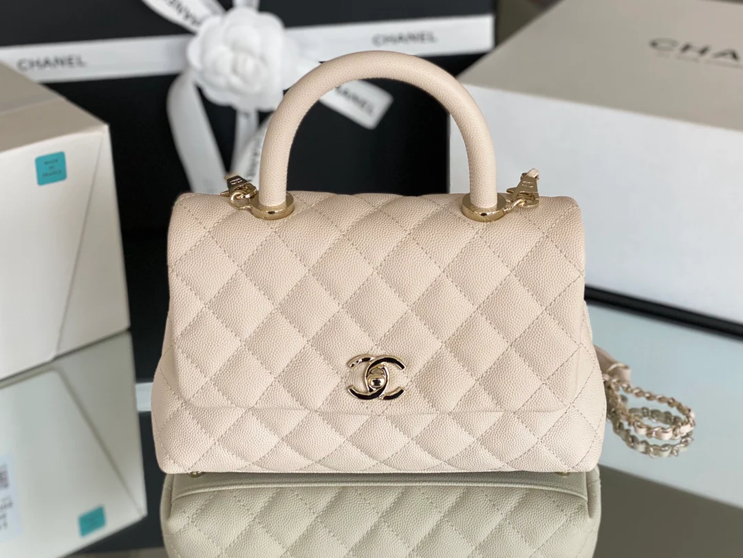 Сумка Chanel Coco Handle CF, маленький размер, из кожи цвета слоновой кости с пряжкой цвета шампанского.