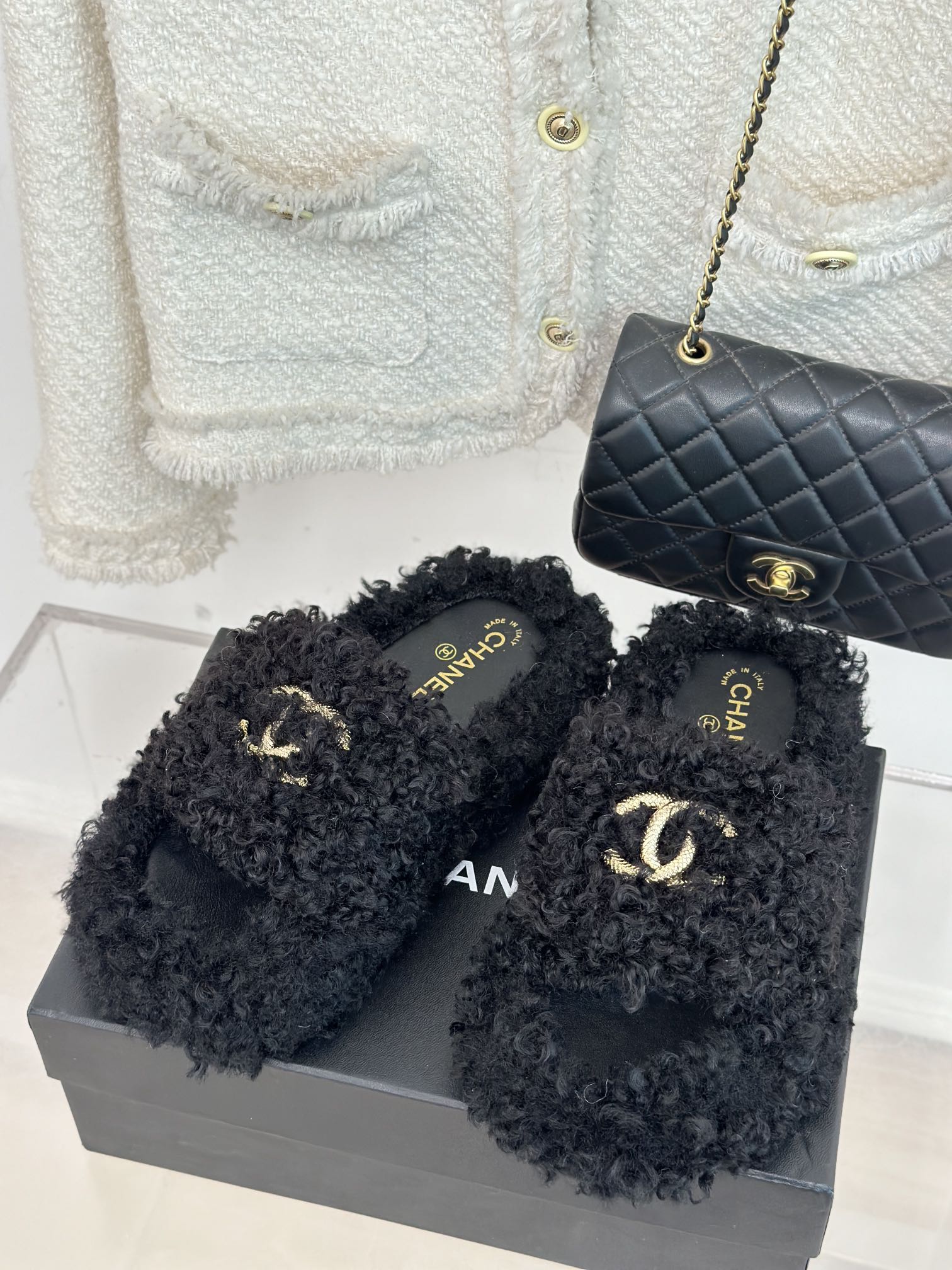 Новинка 2023 года от Chanel - Шерстяные меховые тапочки