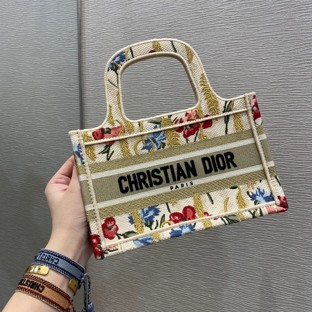Мини-сумка Dior Book Tote 23 см - Новогодняя лимитированная серия с цветами