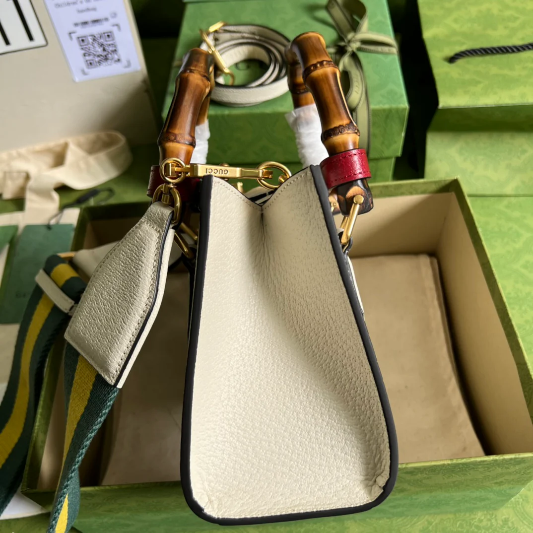 Сумка Gucci Bamboo — маленькая сумочка — 20x16x10 см — белая кожа