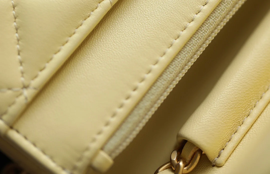 Chanel - Золотой шарик WOC - Овечья кожа - Маленький яичный желток