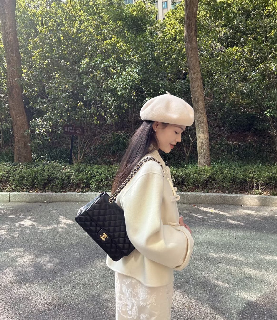 Сумка Chanel CF25 из зернистой кожи с золотой фурнитурой и цепочкой — черная.