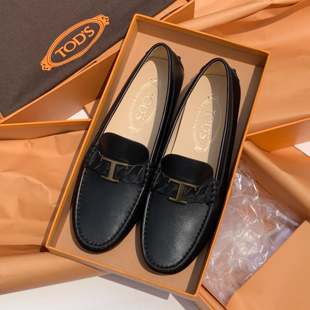 Tod's - Футболки с перекрученным низом - Лоферы - Обувь без шнурков