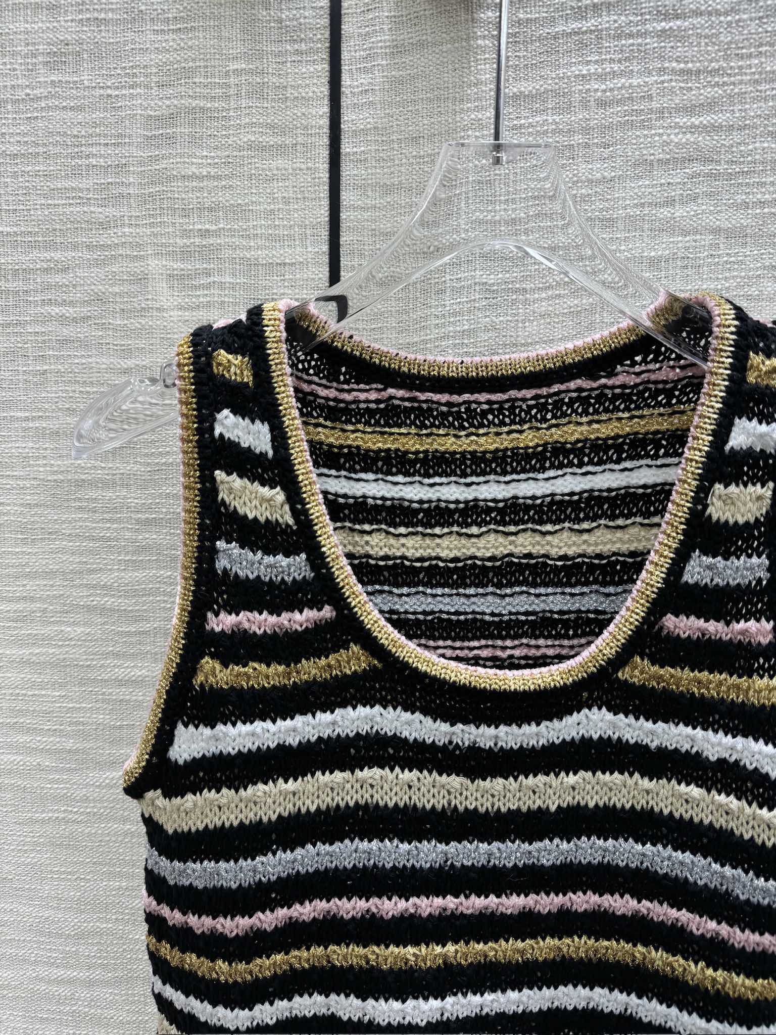 Chanel - 2403-24 Новейшая трикотажная майка в яркую полоску для ранней весны