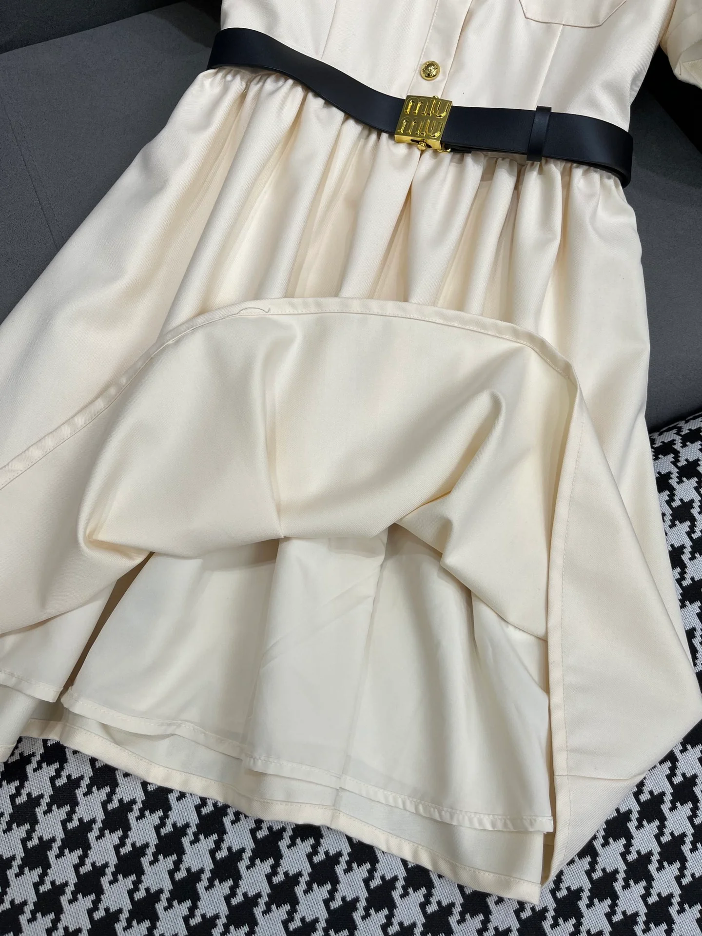 Miu Miu - Летнее платье нового стиля 2404-24ss с отложным воротником, вышивкой в ??виде букв и поясом - Модное белое.