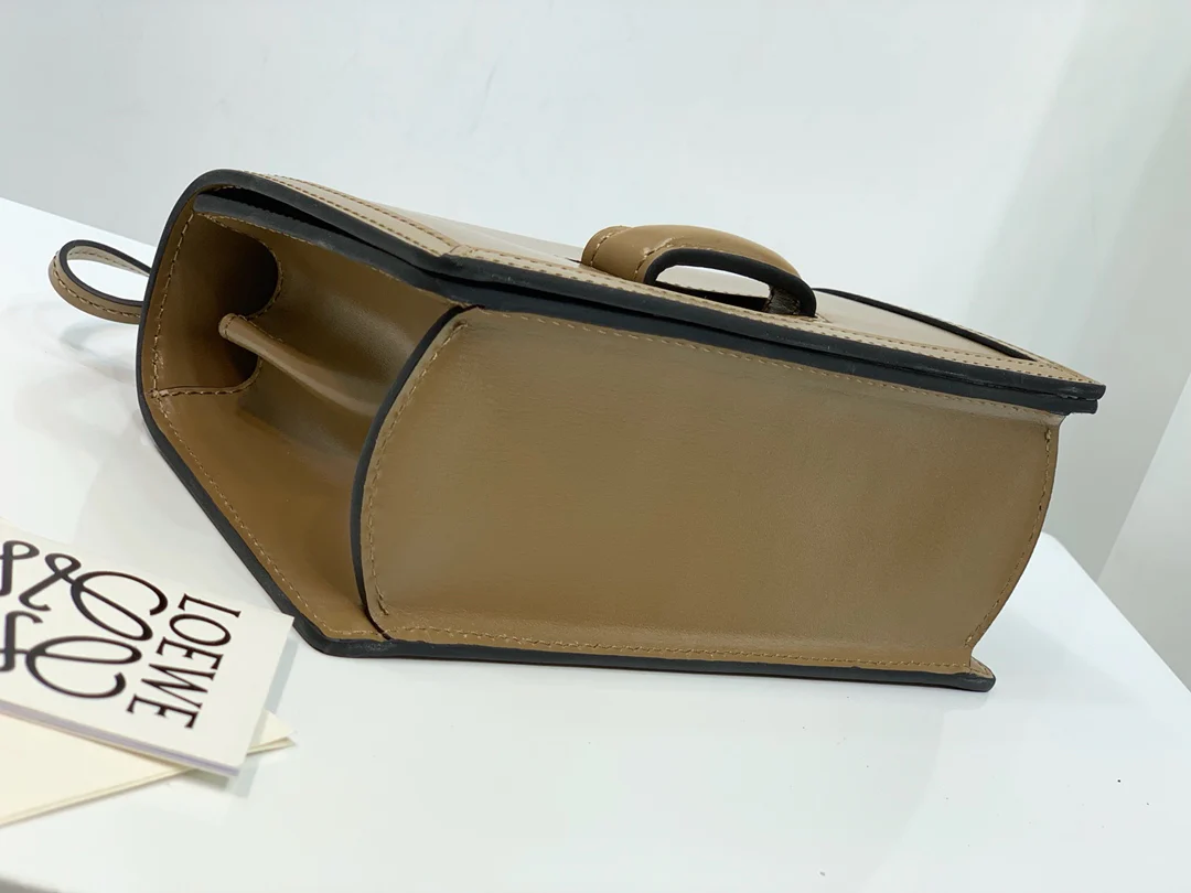 Треугольная сумка Loewe - Телячья кожа - Маленькая - 4