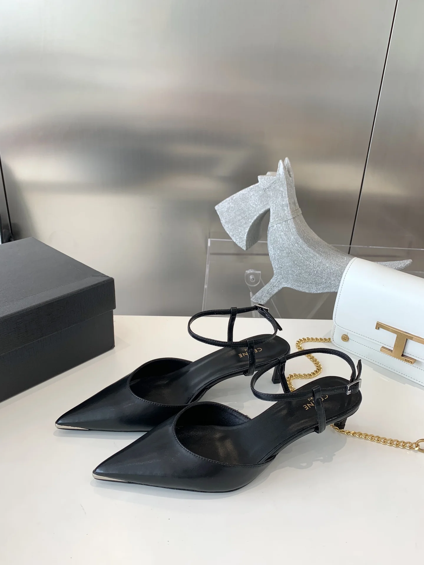 Сандалии Celine с острым носком, представленные на подиуме в 2022 году - Размеры