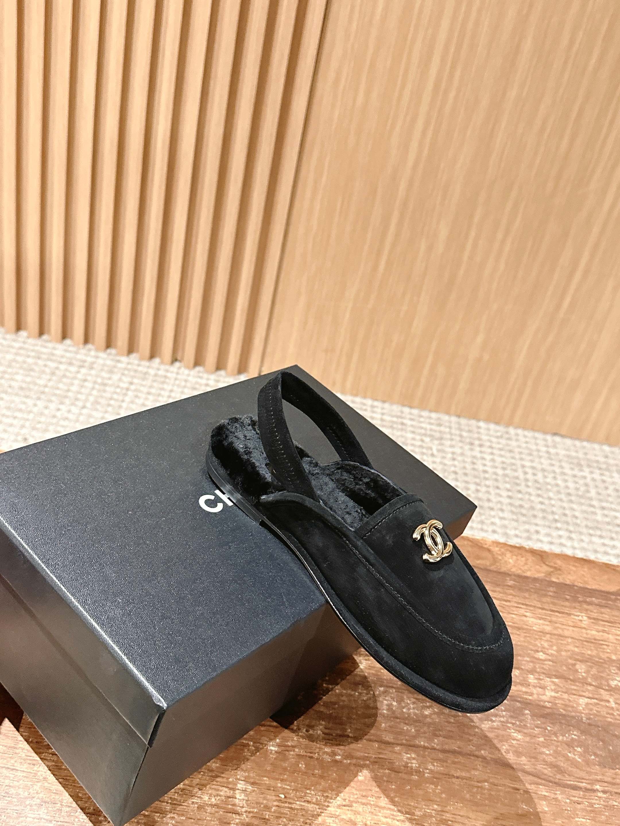 Новая коллекция Chanel 2025 года, начало осени: меховые туфли из черной замши.