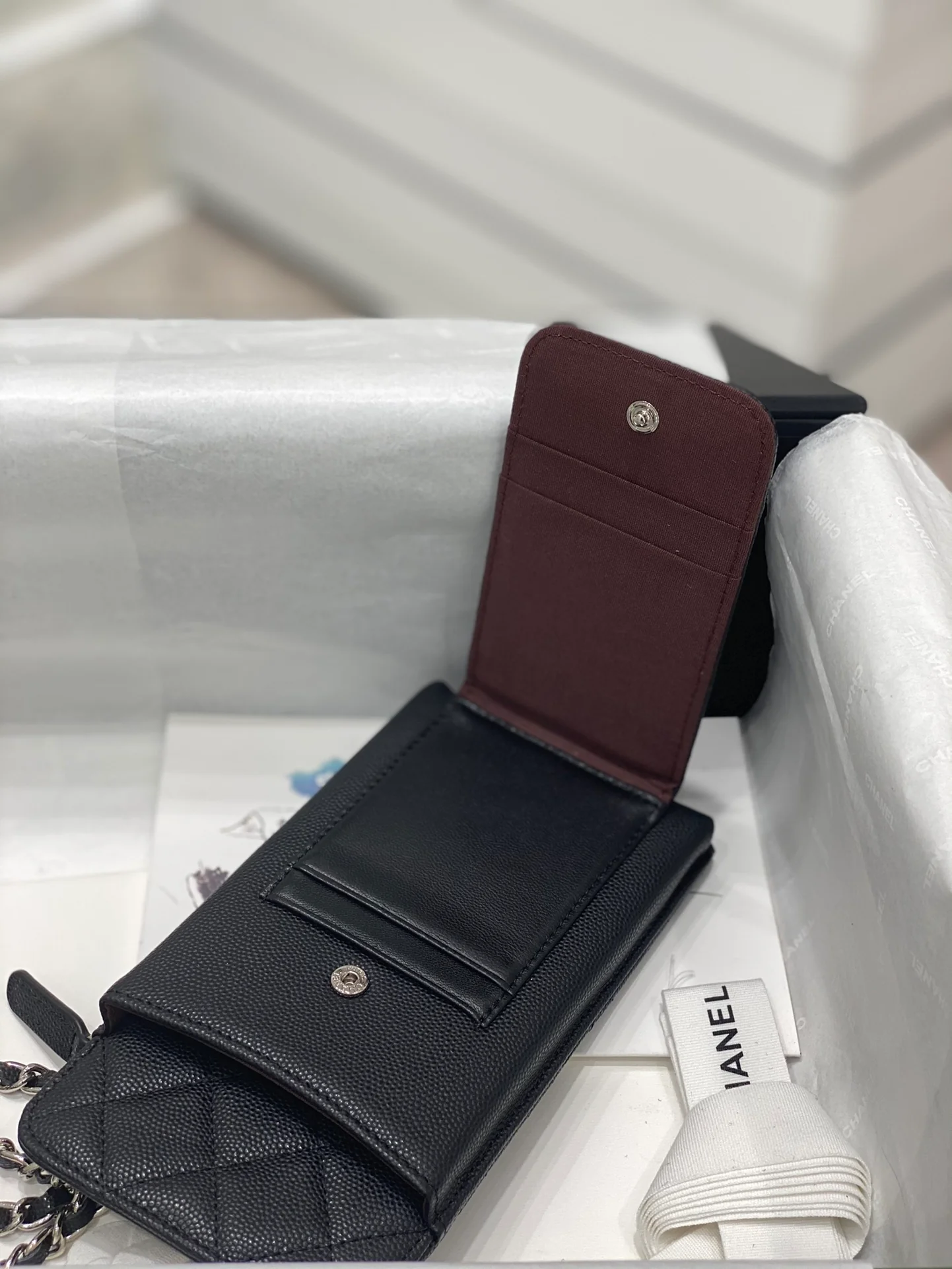 Chanel - Кожаная сумка для телефона с рисунком личи - Черная