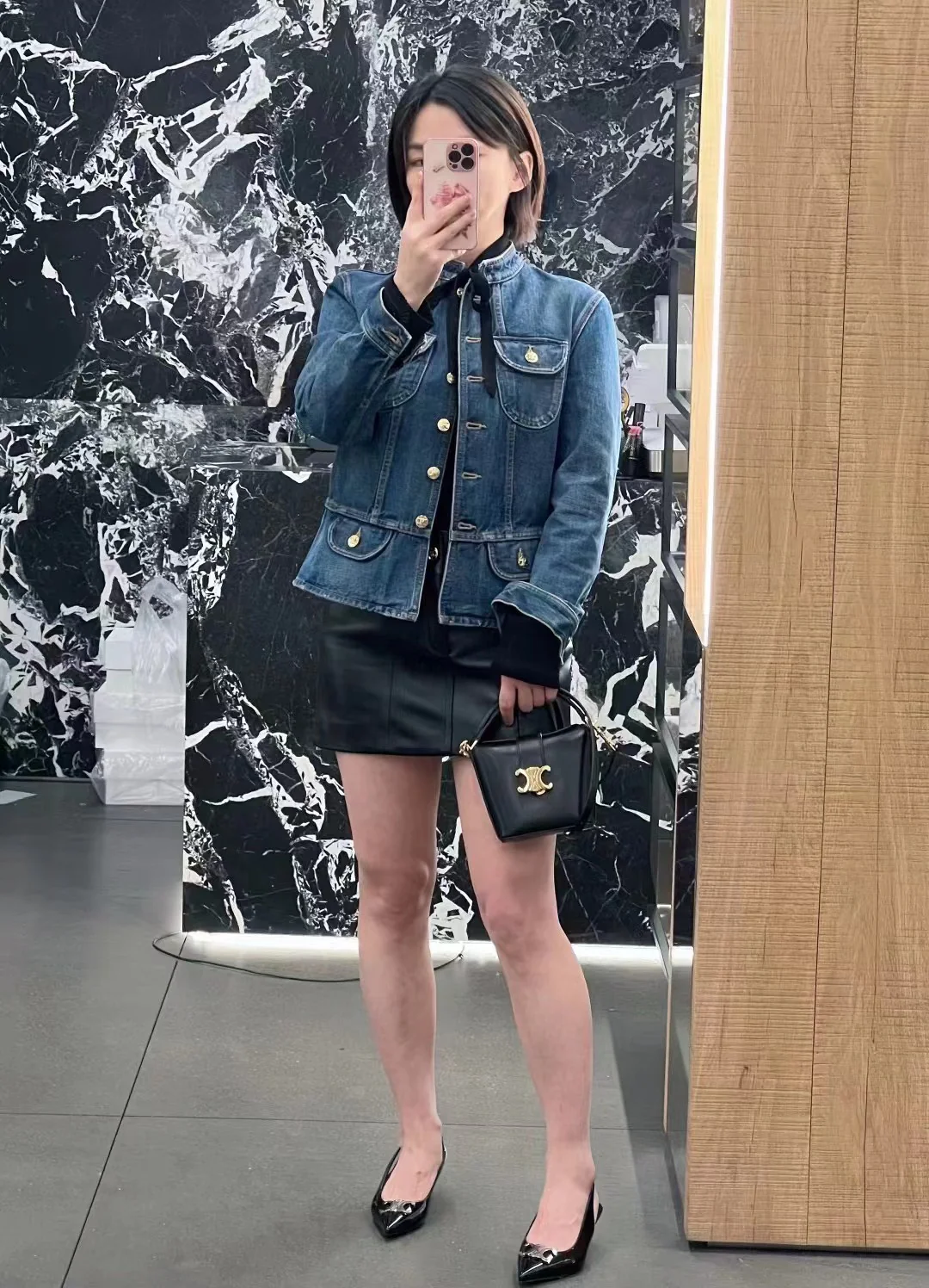 Миниатюрная кожаная сумка-ведро Celine Triomphe - черная