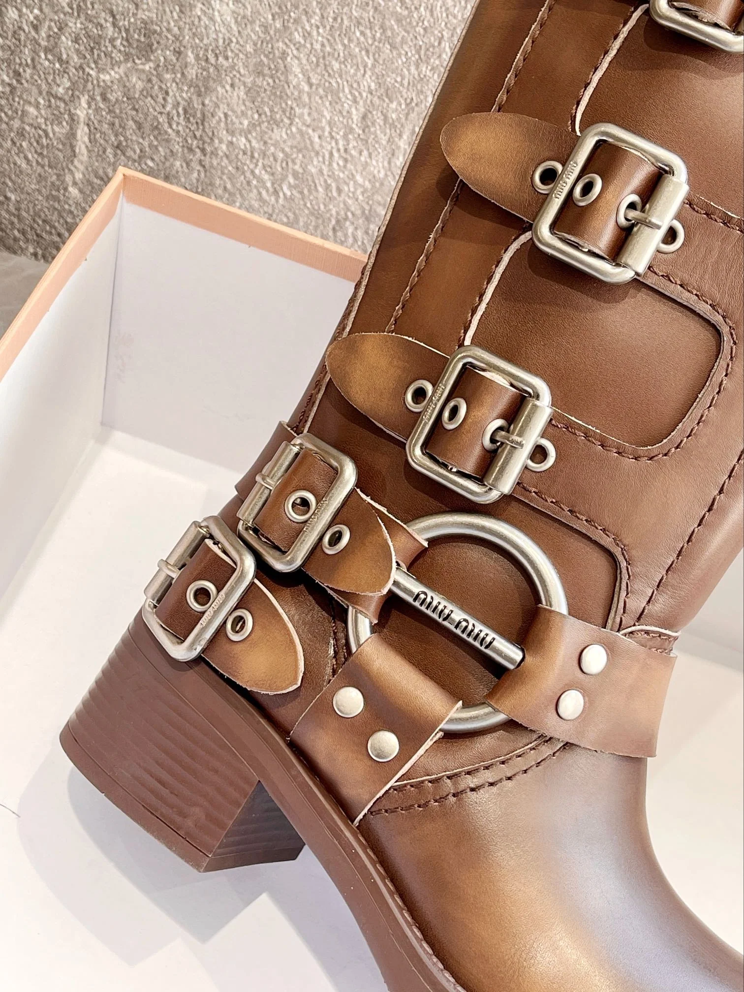 Новинка осенне-зимней коллекции Miu Miu 2022 — сапоги в стиле вестерн — коричневые.