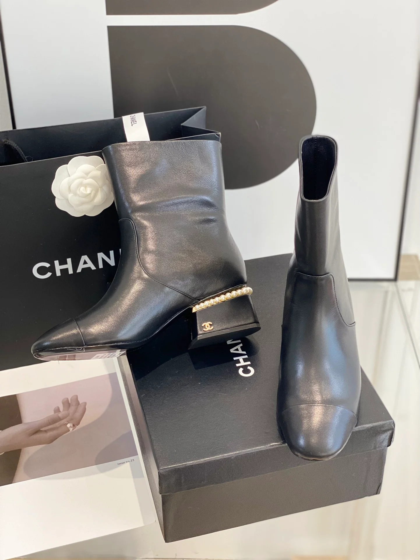 Chanel - Ботильоны на жемчужном каблуке