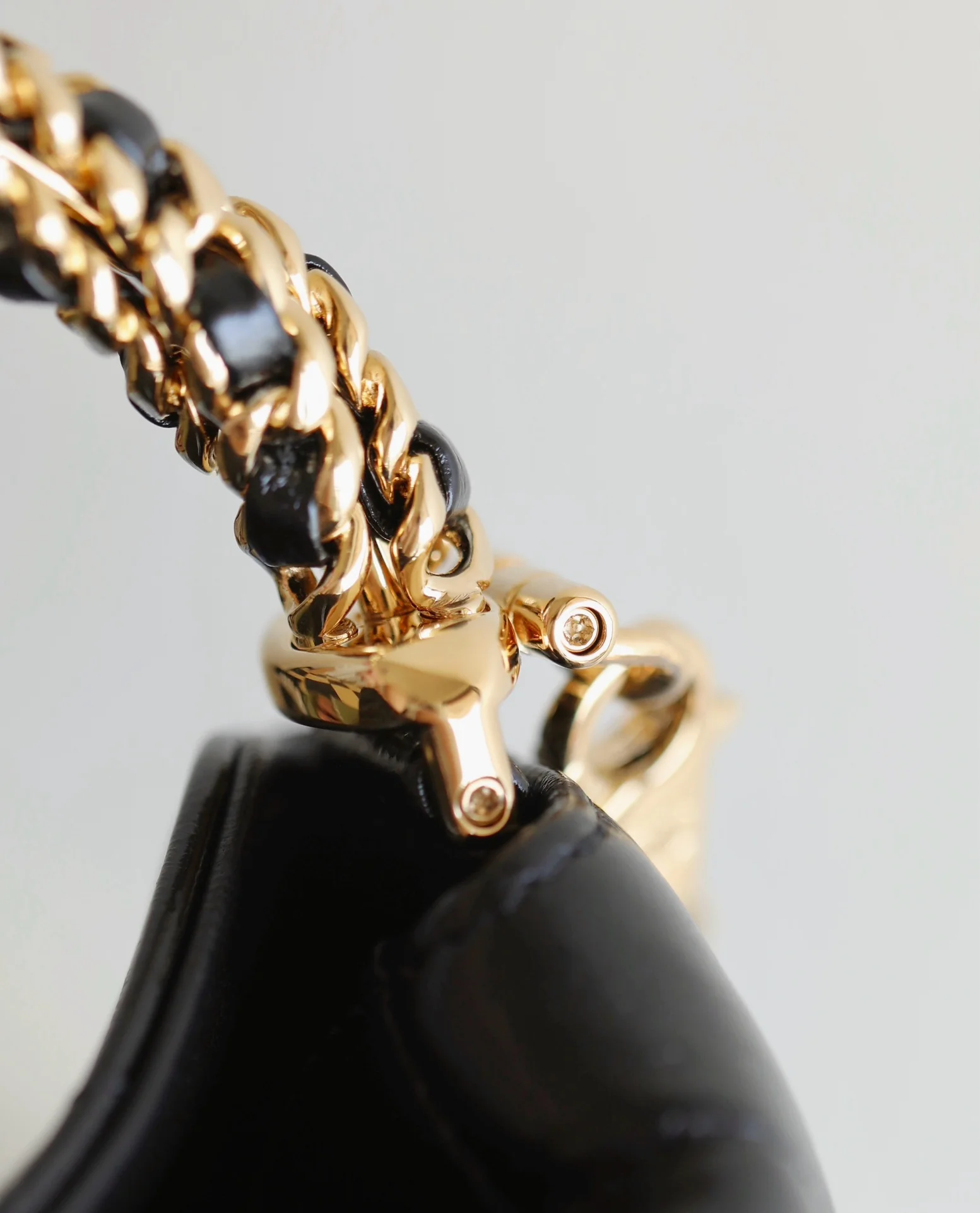 Сумка-хобо Chanel с витой ручкой - черная