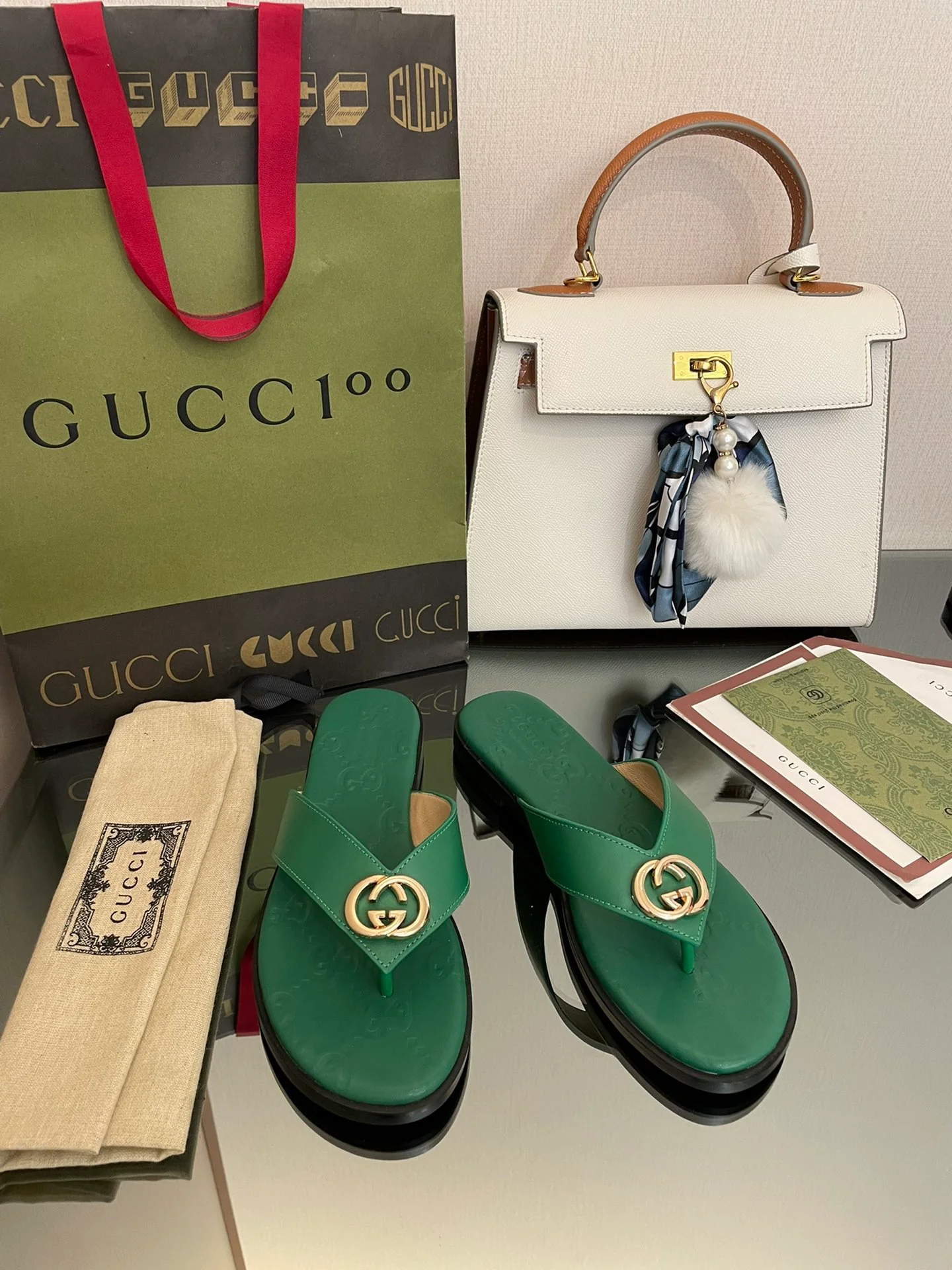 Шлёпанцы с логотипом Gucci