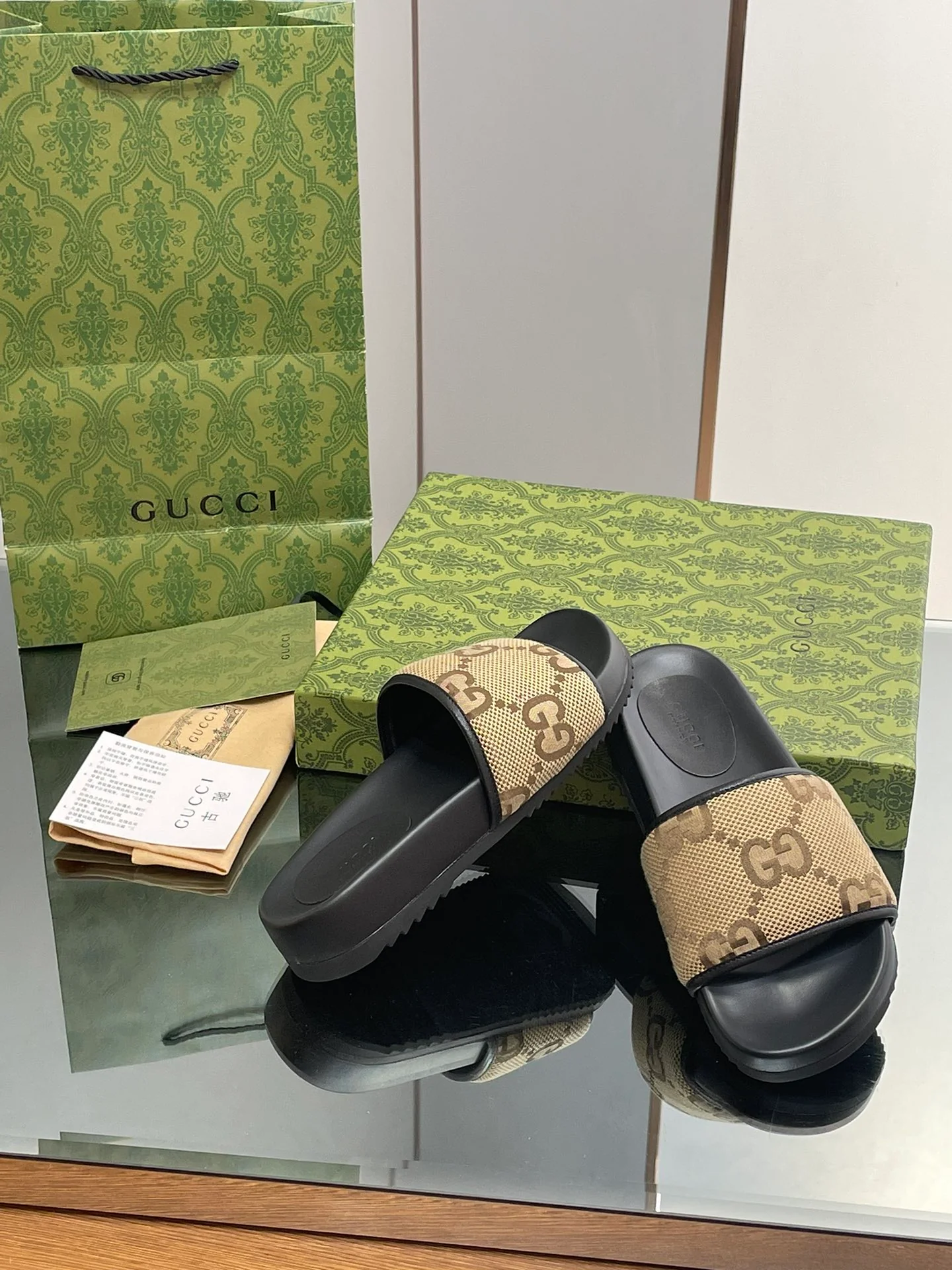 Новинка сезона осень/зима 2023 от Gucci - мюли с монограммой.