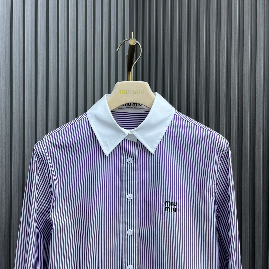 Miu Miu - 2404-24 Новинка: Рубашка с коротким рукавом в полоску с буквенным рисунком