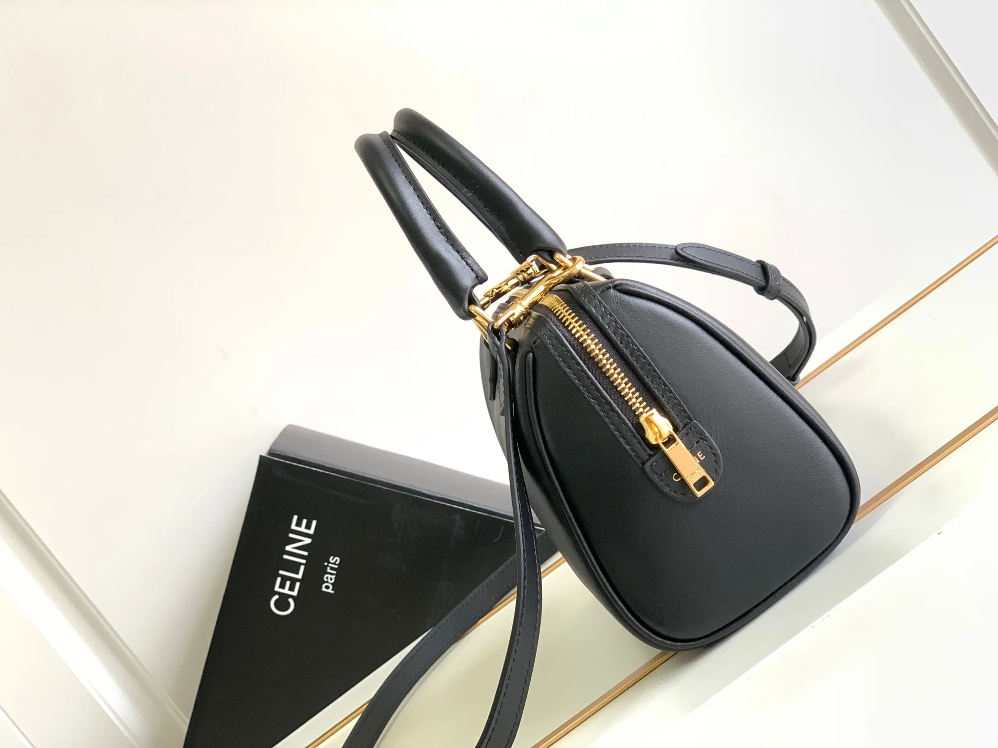 Коллекция Celine Весна/Лето 2023 - Бостон-сумка Cuir Triomphe из гладкой телячьей кожи - Черная