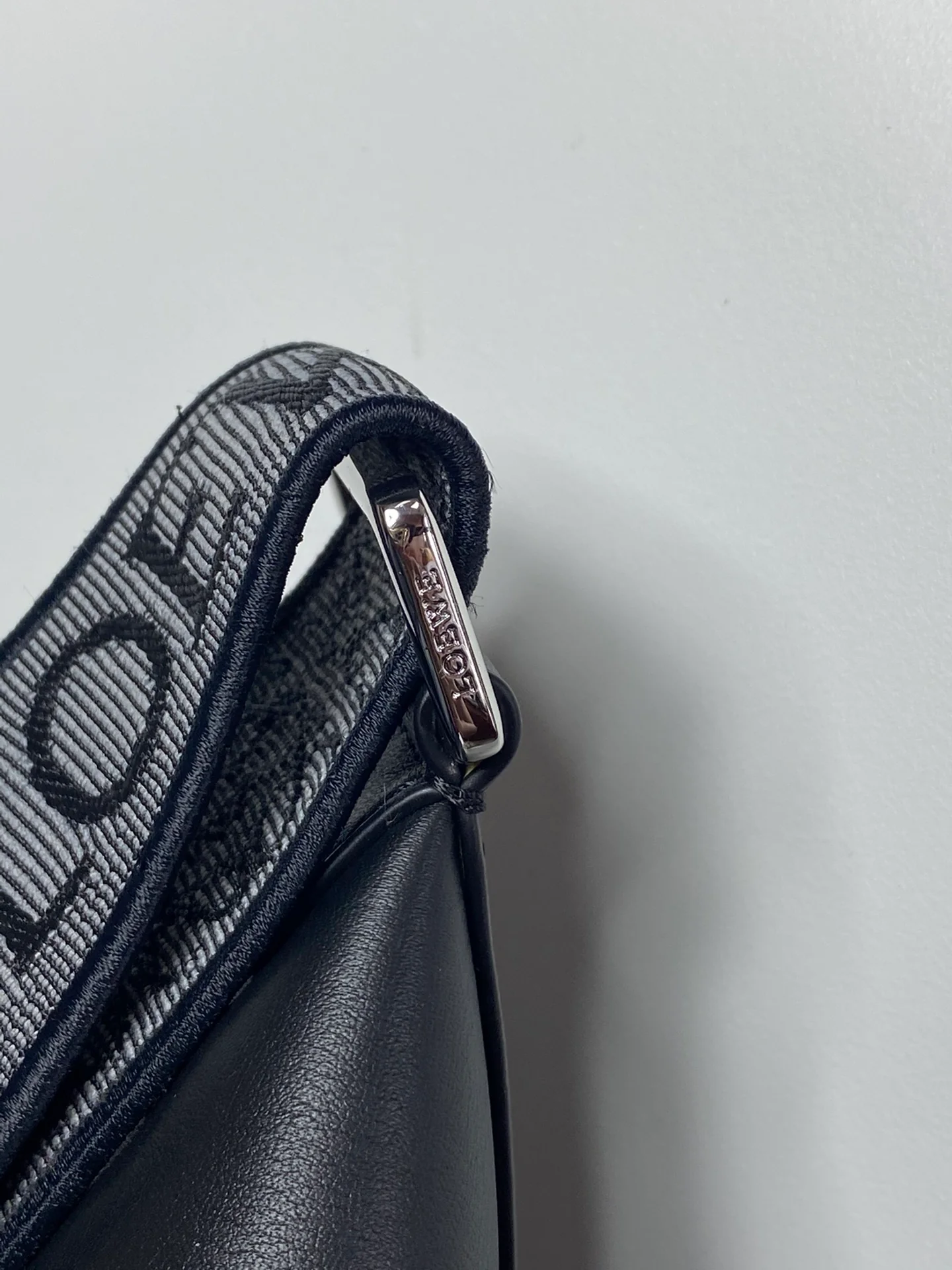 Мужская сумка через плечо Loewe Cubi 2022 года