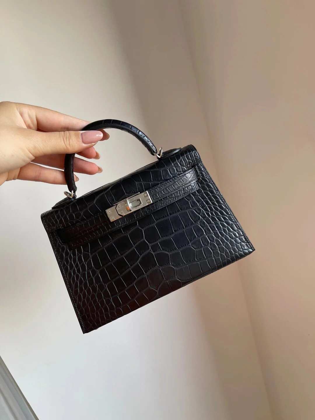 Миниатюрные часы Hermes Kelly 2-го поколения American Fog из крокодиловой кожи черного цвета с серебряной пряжкой.