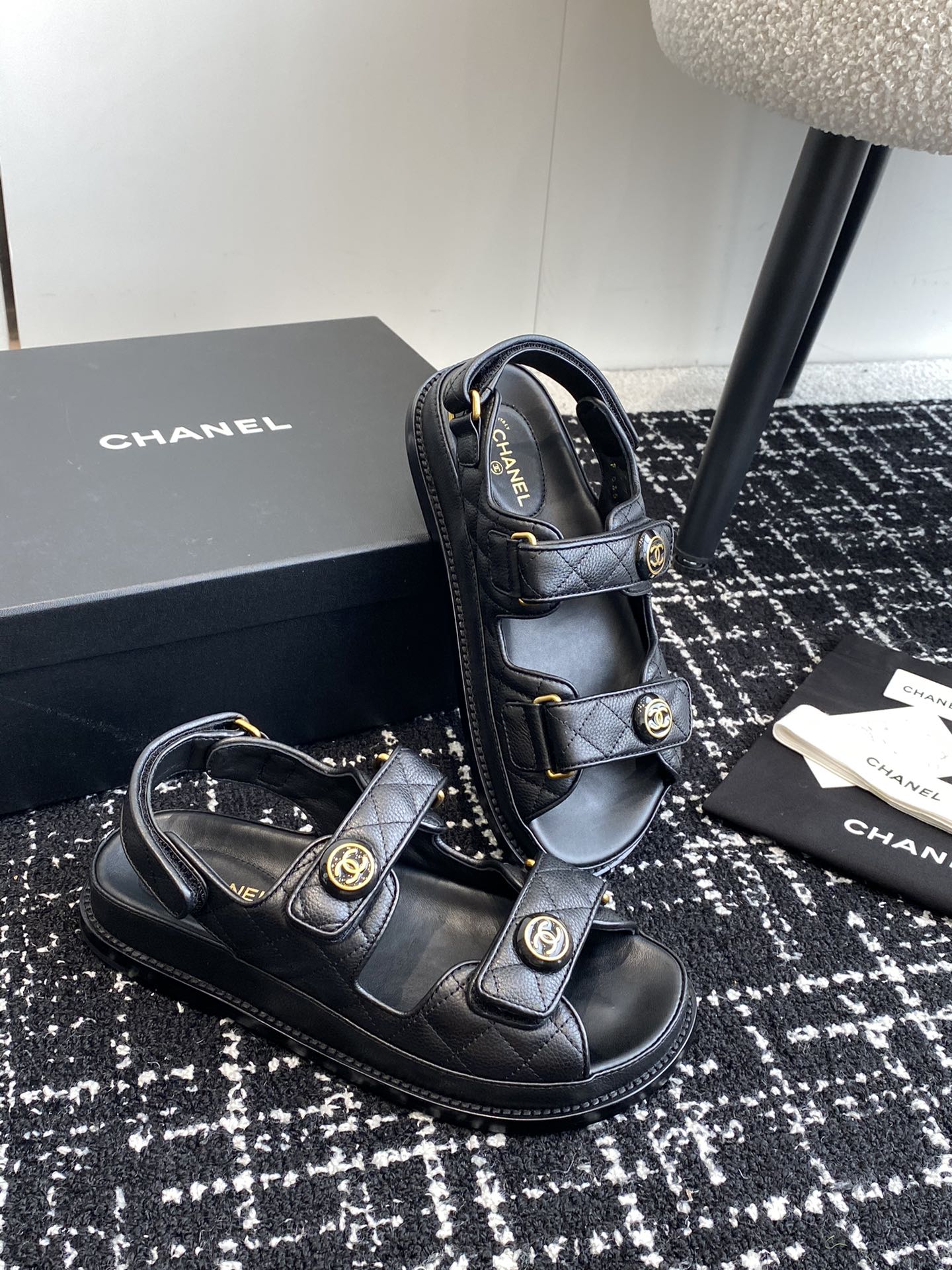 Новые цвета Chanel весна/лето 2023 - Пляжные сандалии - Личи черный - 1