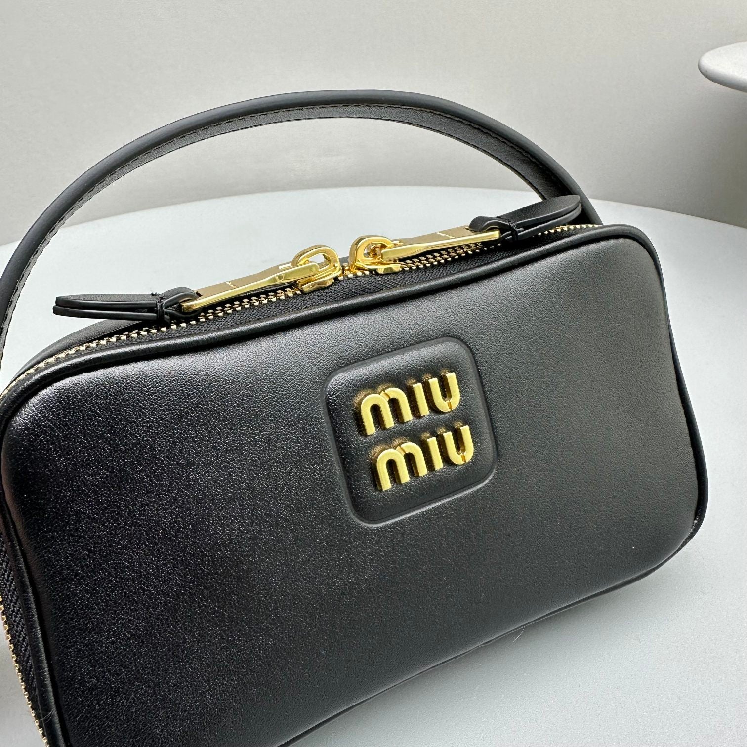 Сумка/кроссбоди для фотоаппарата Miu Miu из осенне-зимней коллекции - полностью кожаная, черная.