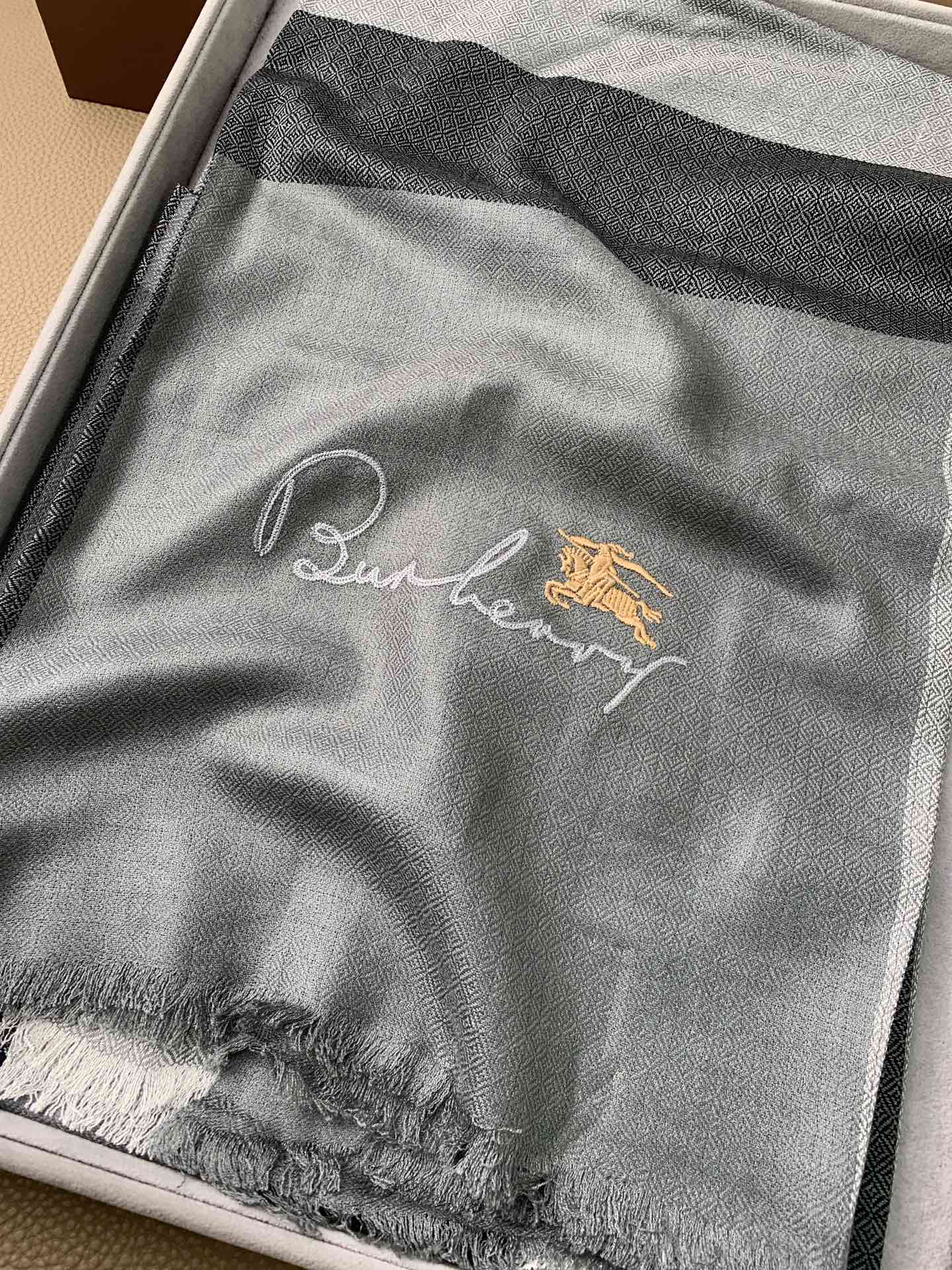 Кашемировый шарф Burberry с вышивкой бриллиантами в виде конской сбруи