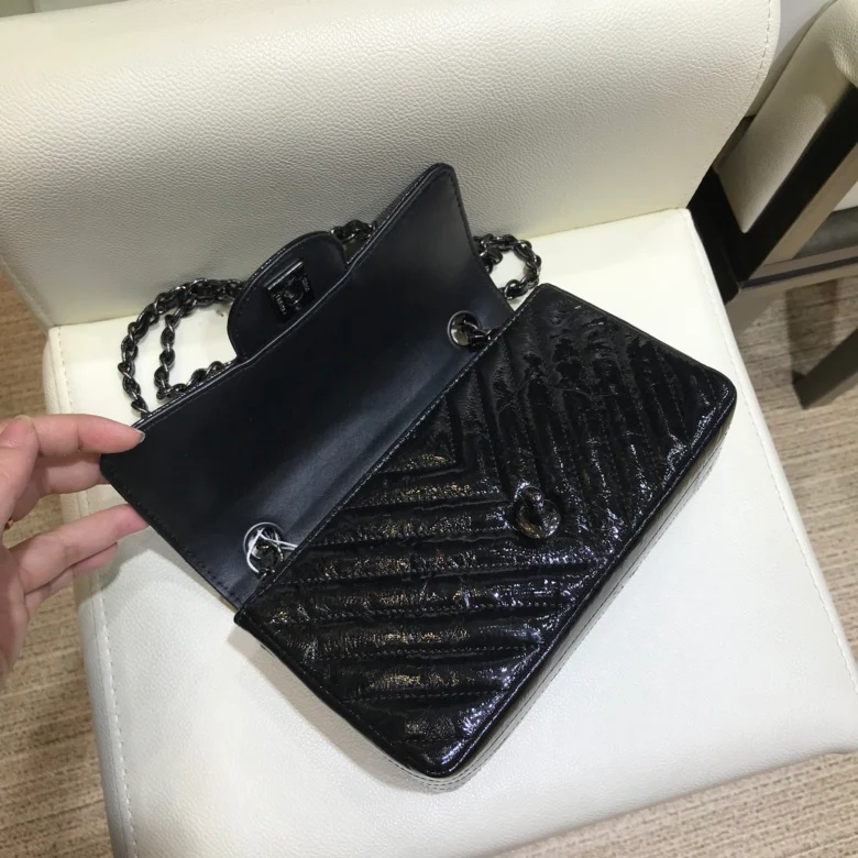 Коллекция Chanel Весна/Лето 2018 - Плиссированная металлизированная кожа - Телячья кожа - Сумка CF - 20 см - 1