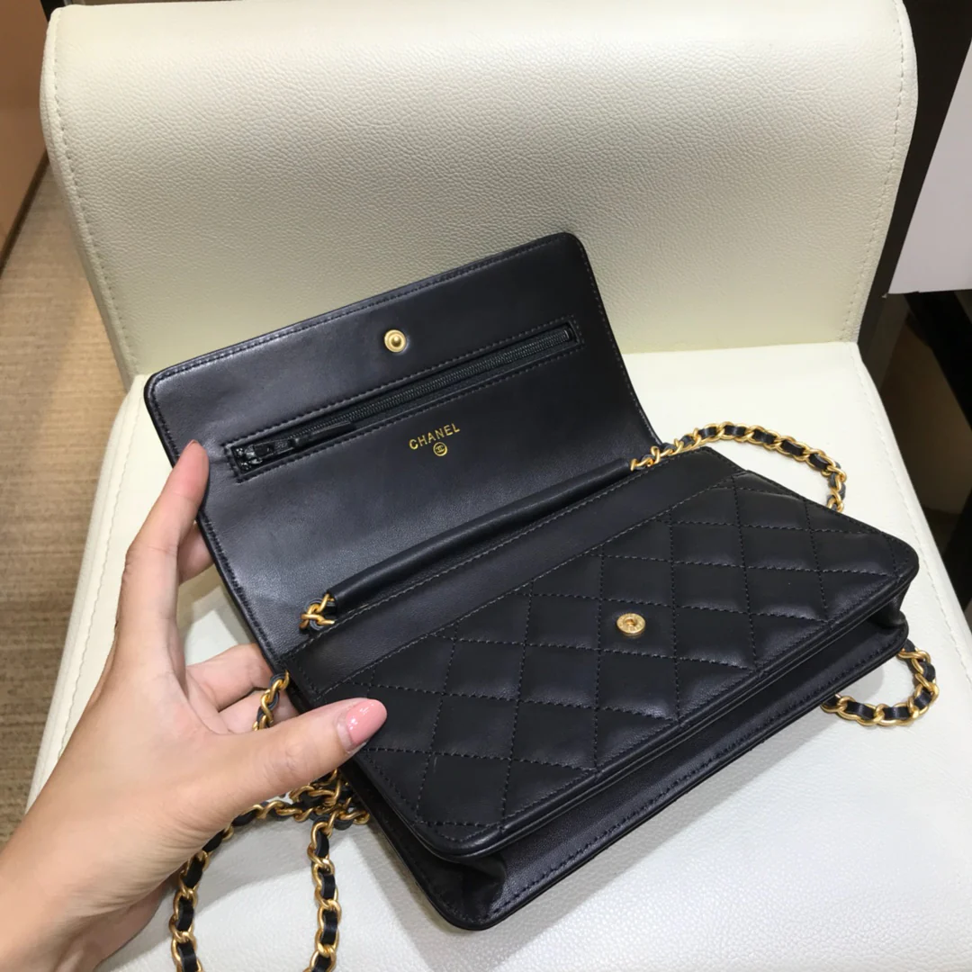 Chanel - Коллекция маленьких значков WOC